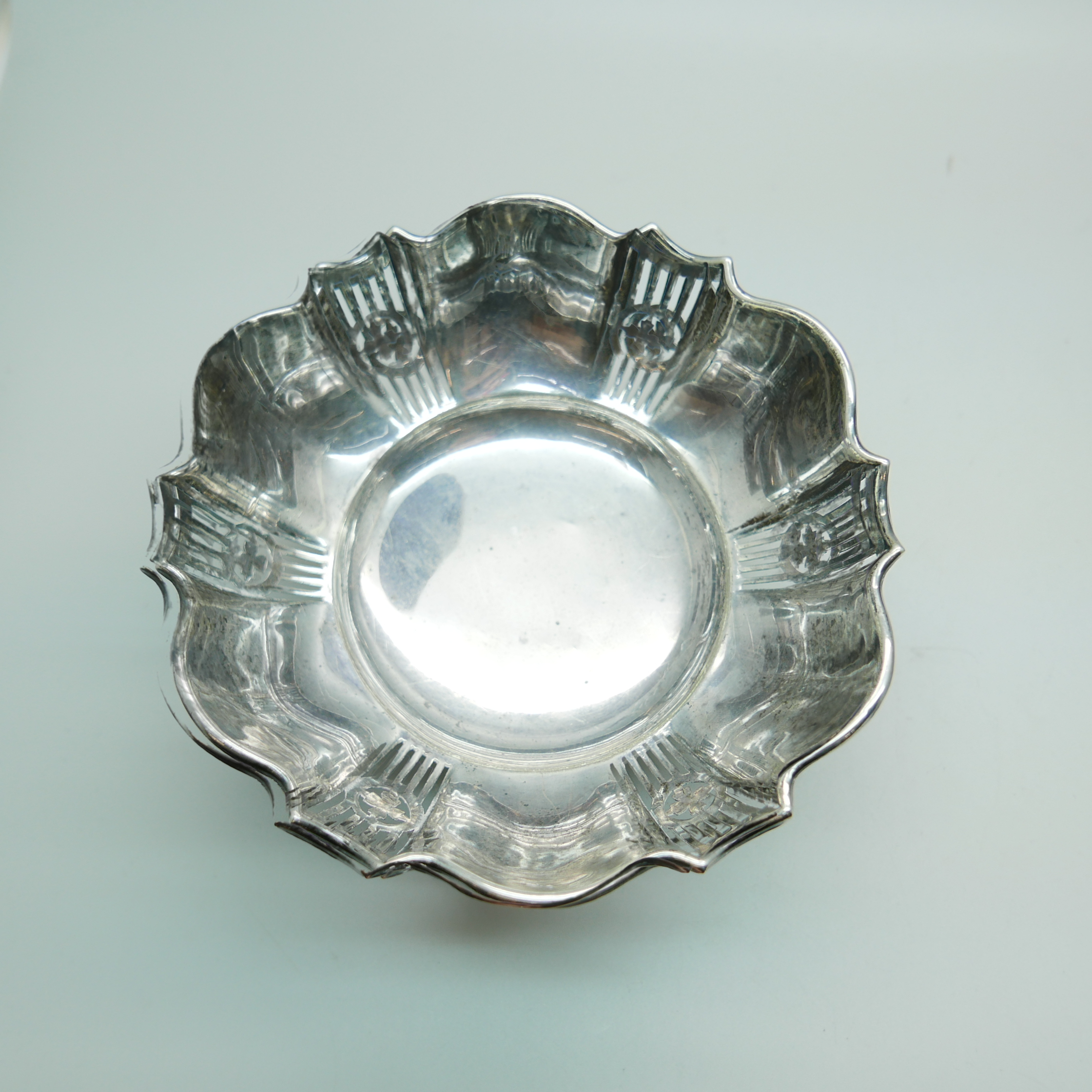 A pair of pierced silver dishes, Birmingham 1917, 257g - Image 3 of 4