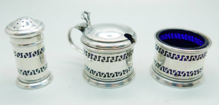 A three piece silver cruet set with blue glass liners, Birmingham 1931, 58g