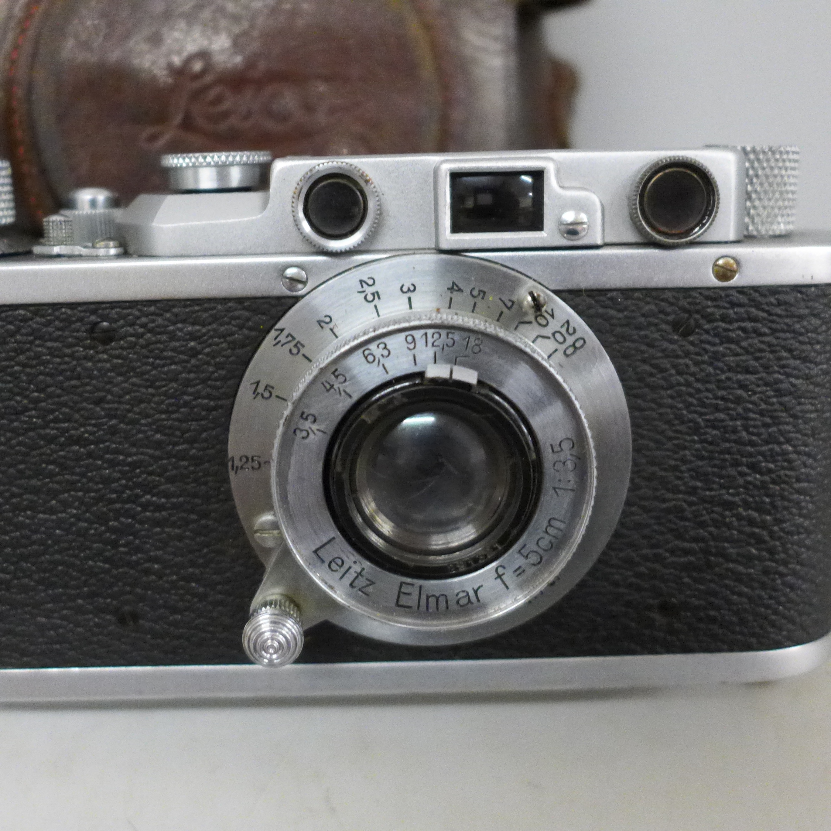 A Leica Ernst Leitz Wetzlar camera, number 196452 in a leather case - Image 2 of 3