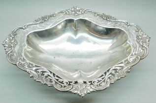 A silver pedestal dish with pierced detail, Chester 1906, 408g, 27.5cm wide