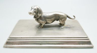 A silver paperweight with Dachshund dog detail, Birmingham 1901, 259g weighted, 112mm wide
