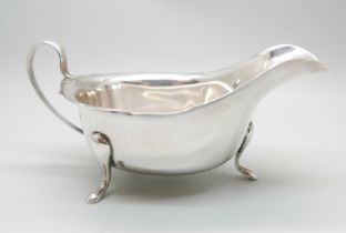 A silver sauce boat by E. Viner, Sheffield 1939, 109g