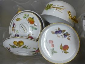 Royal Worcester Evesham tablewares **PLEASE NOTE THIS LOT IS NOT ELIGIBLE FOR IN-HOUSE POSTING AND