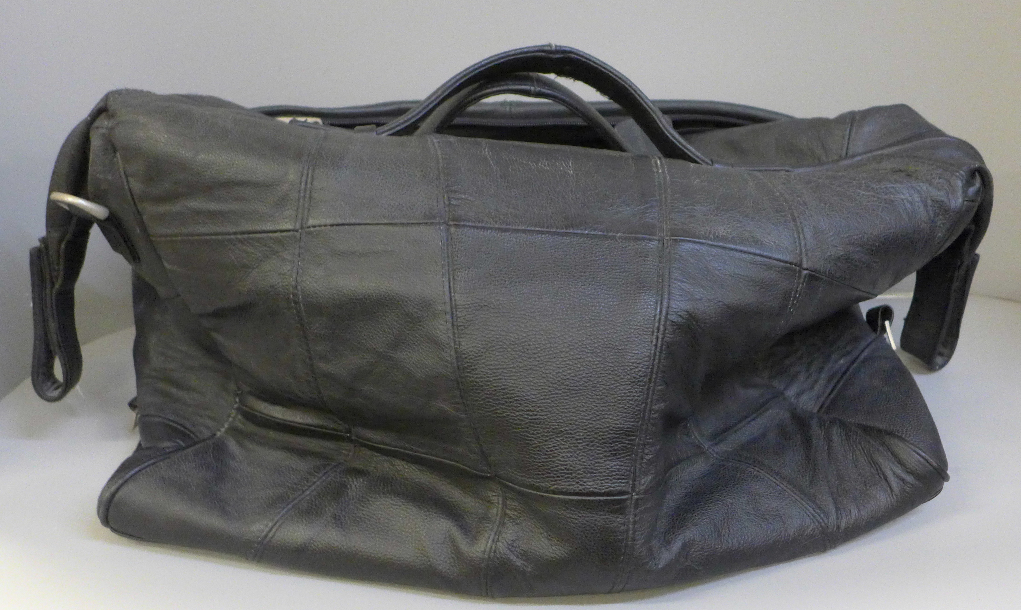 A black leather weekend bag - Image 2 of 3