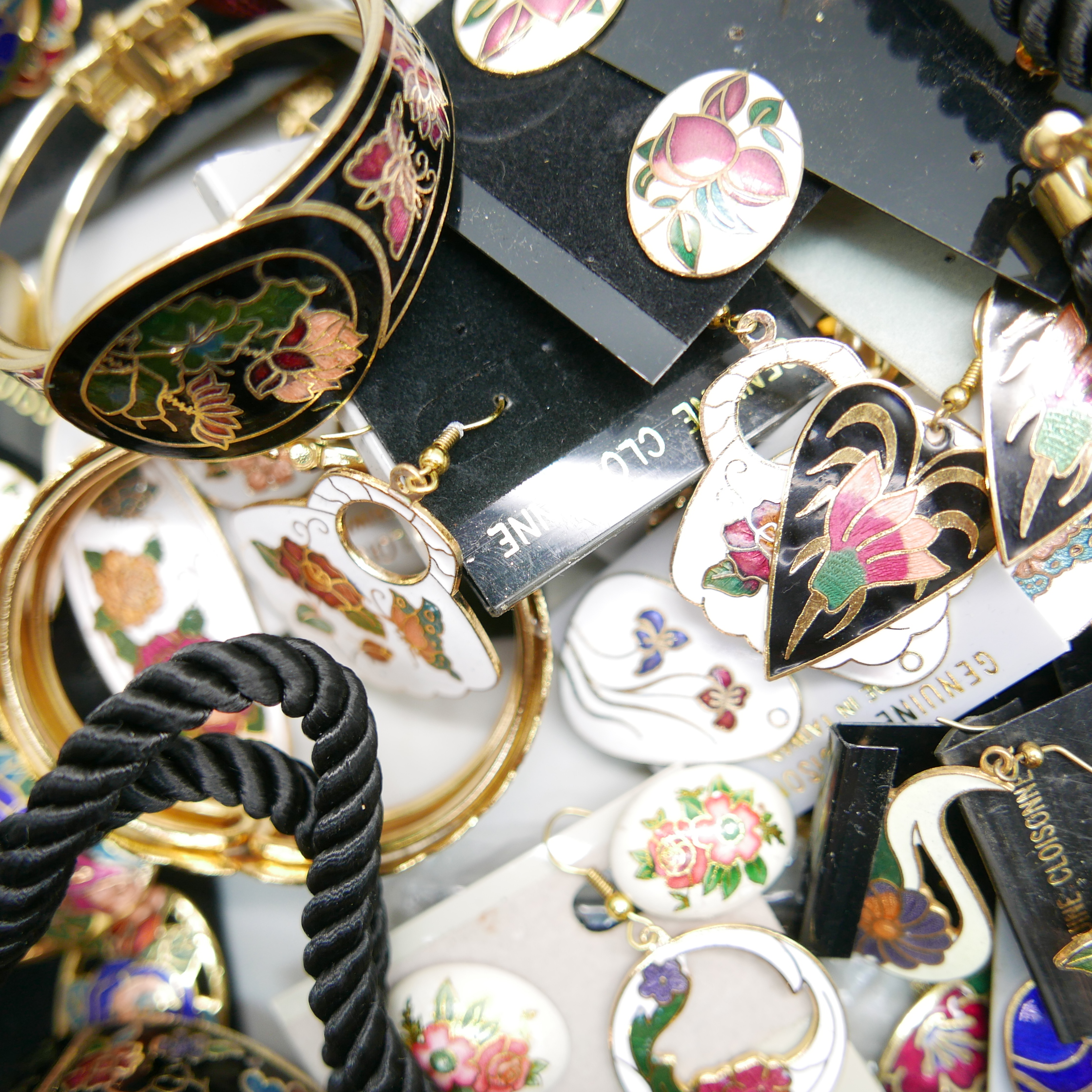 A collection of cloisonne jewellery, bracelets, earrings and necklaces - Image 3 of 3
