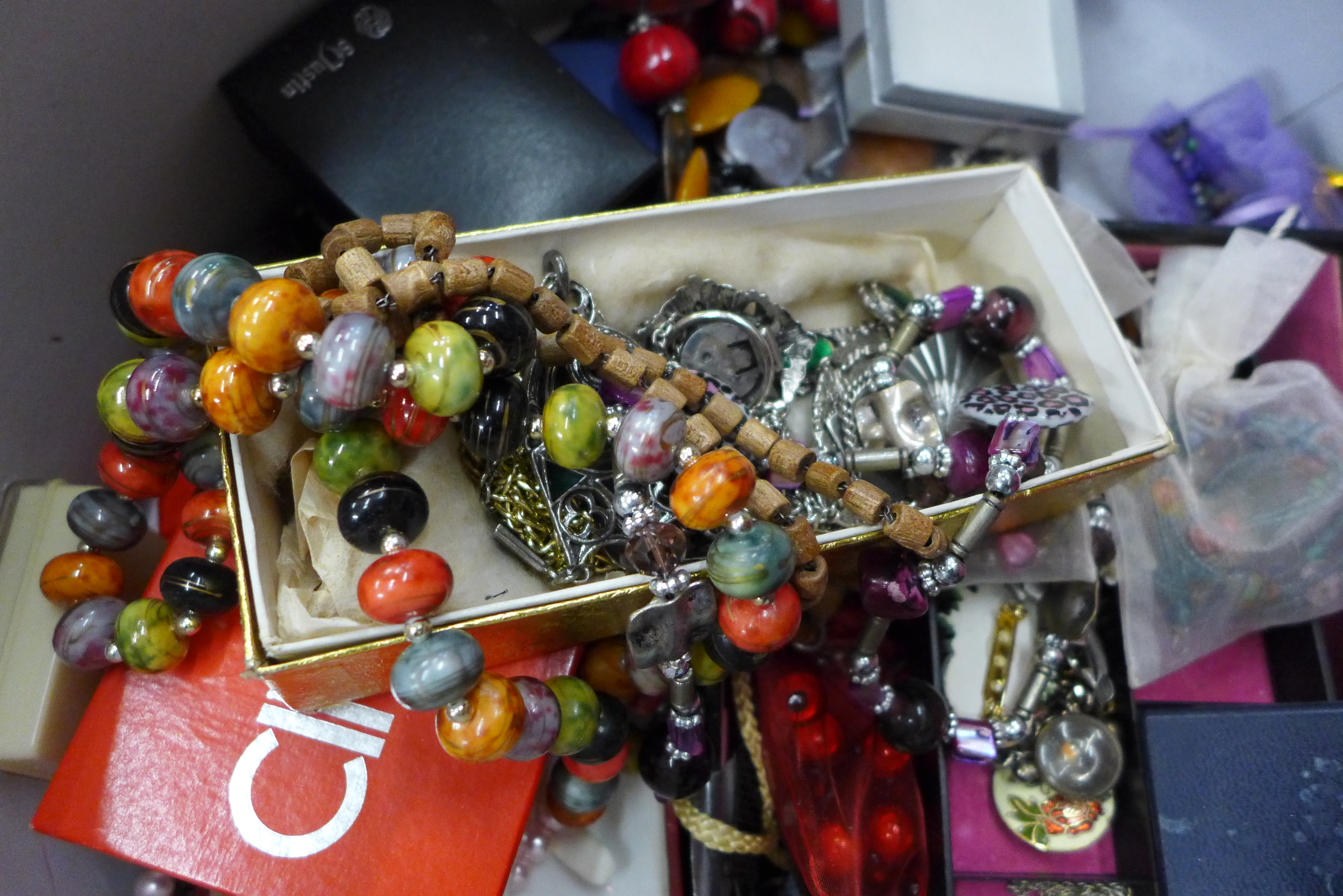 A hat box containing vintage and late costume jewellery - Image 2 of 3