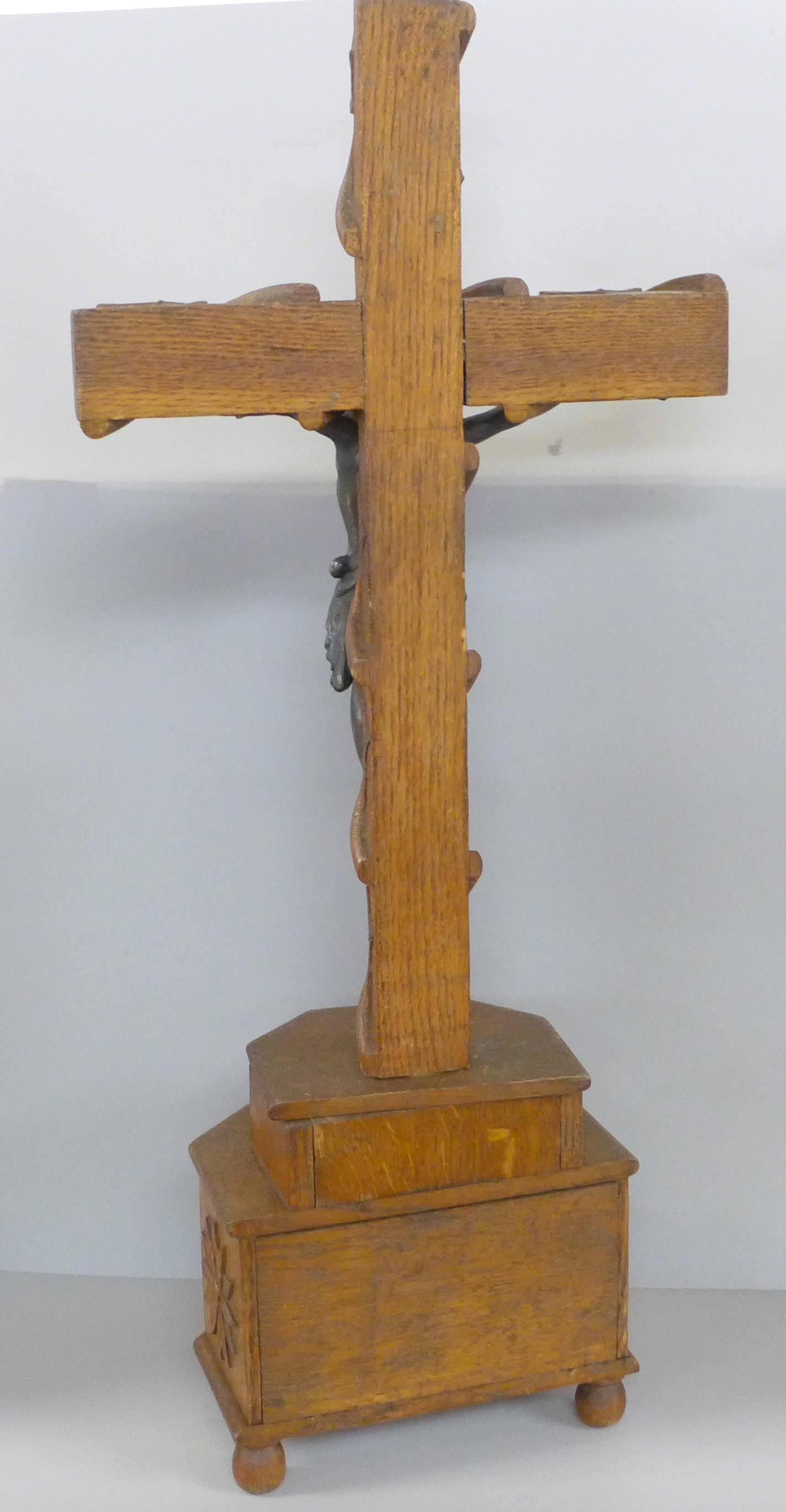 A large oak and gilt spelter altar crucifix, 66cm - Bild 4 aus 4