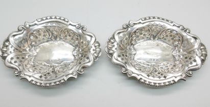 A pair of Victorian pierced silver dishes, Birmingham 1898, 42g