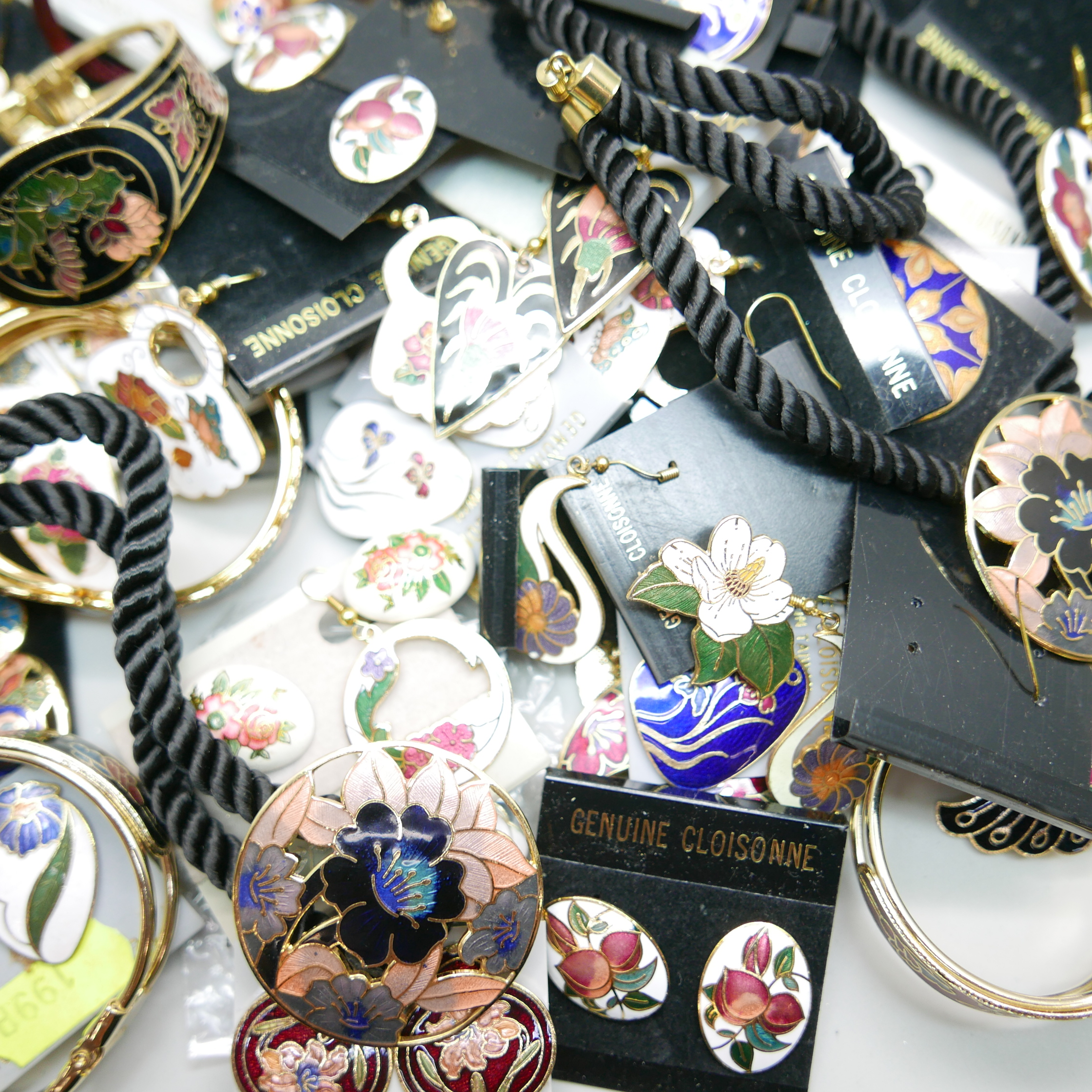 A collection of cloisonne jewellery, bracelets, earrings and necklaces - Image 2 of 3