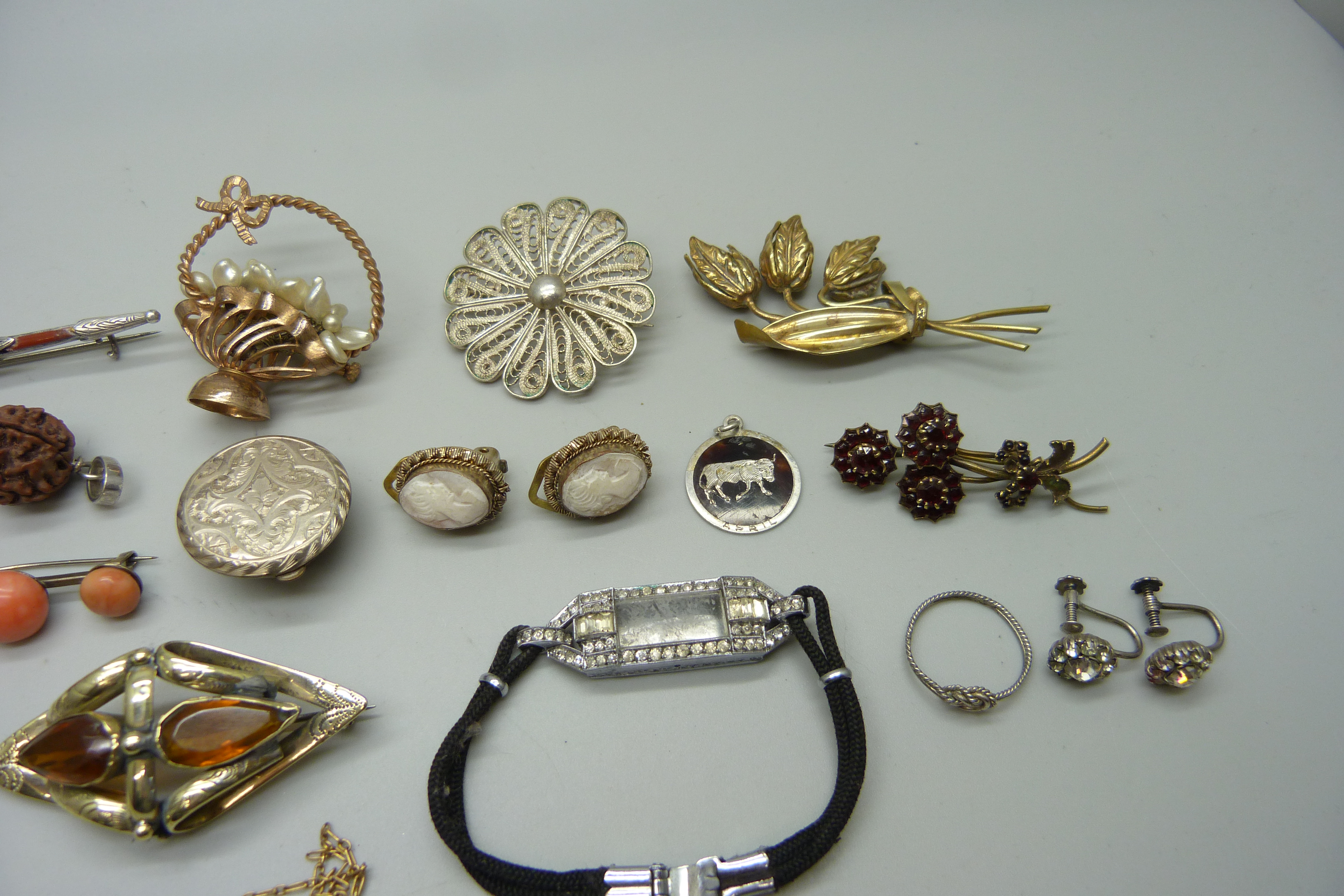 Vintage jewellery including a coral brooch, a silver anchor brooch, etc. - Image 3 of 3