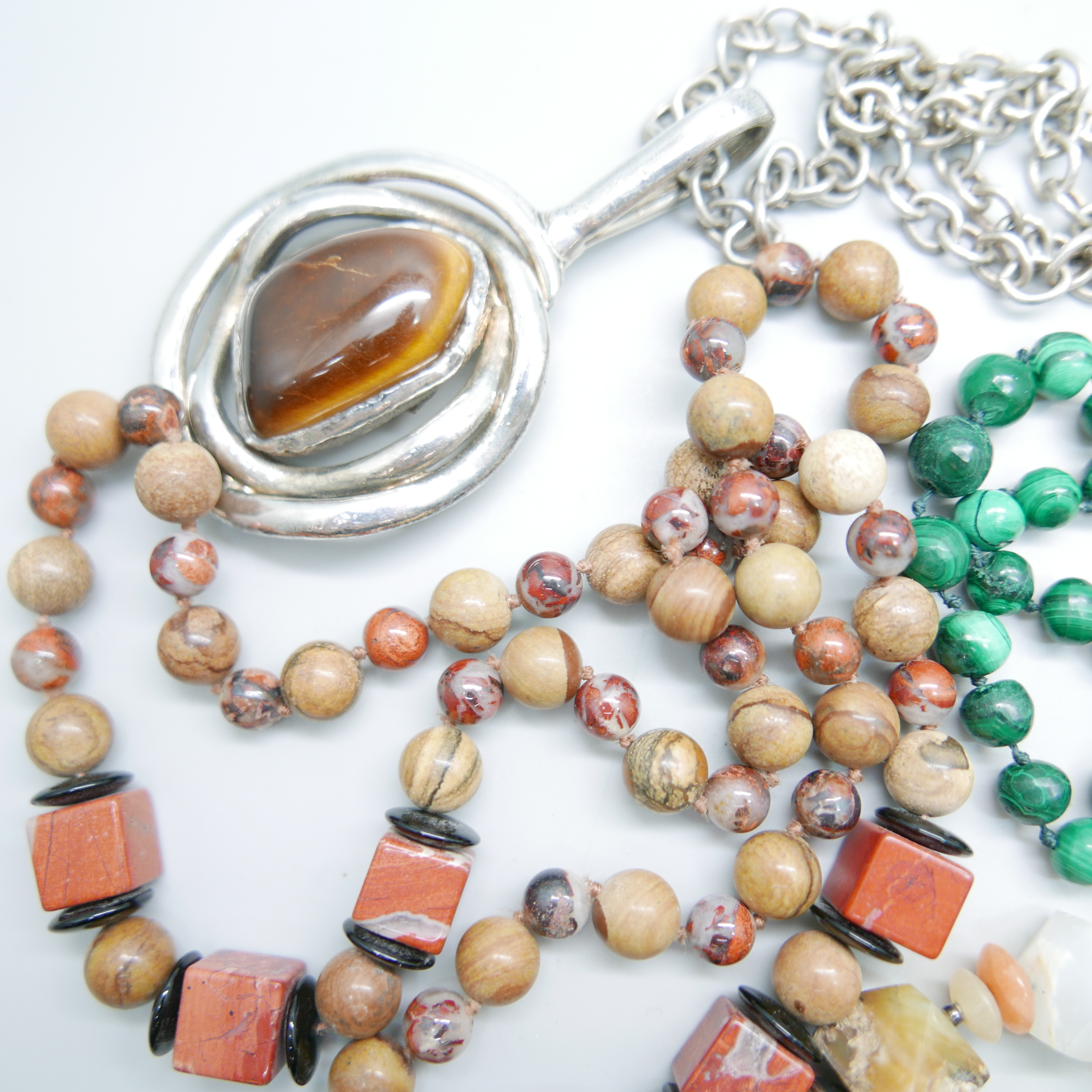 Hardstone set jewellery, including malachite and agate, and a large tigers eye set pendant on chain - Image 2 of 3