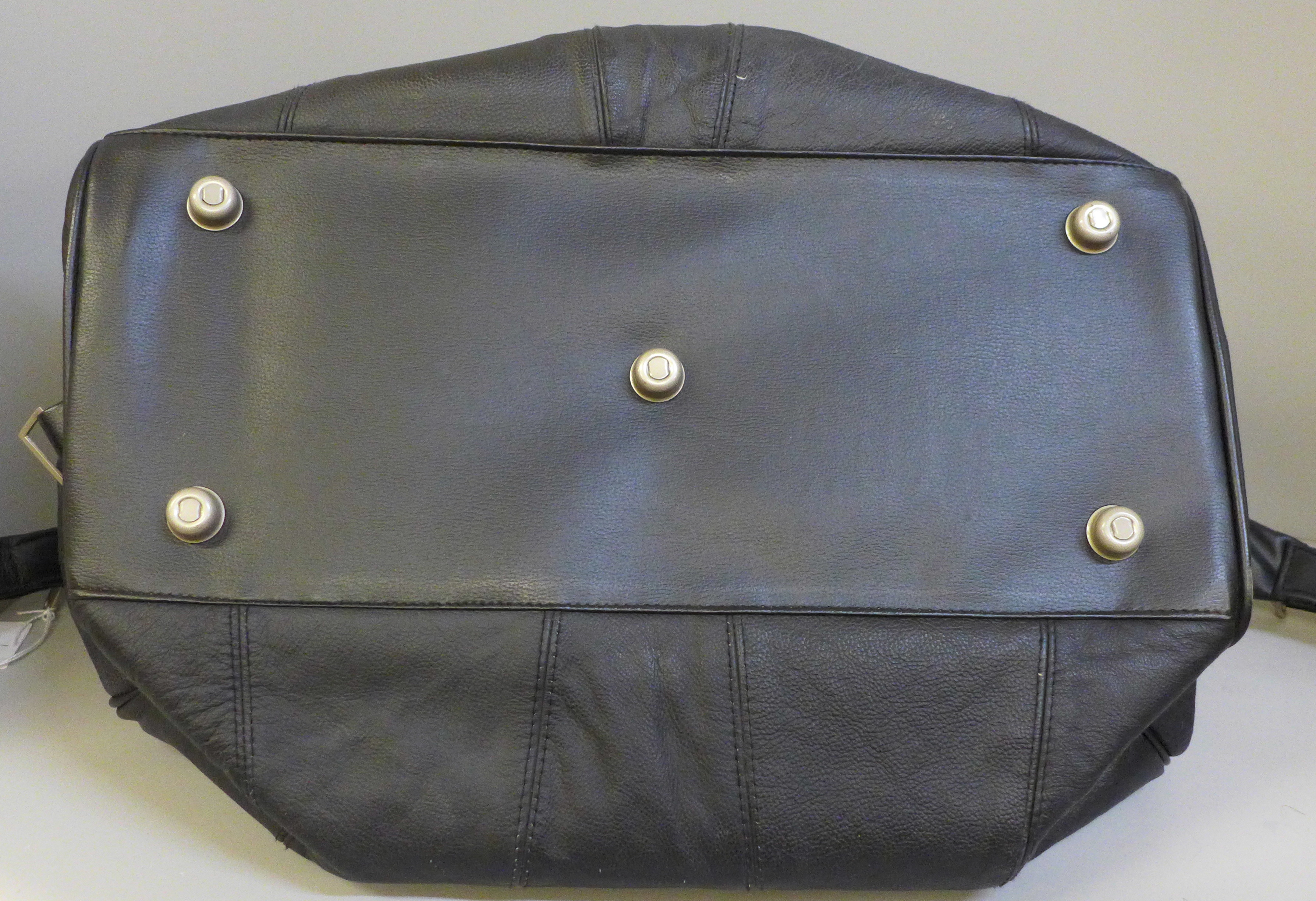 A black leather weekend bag - Image 3 of 3