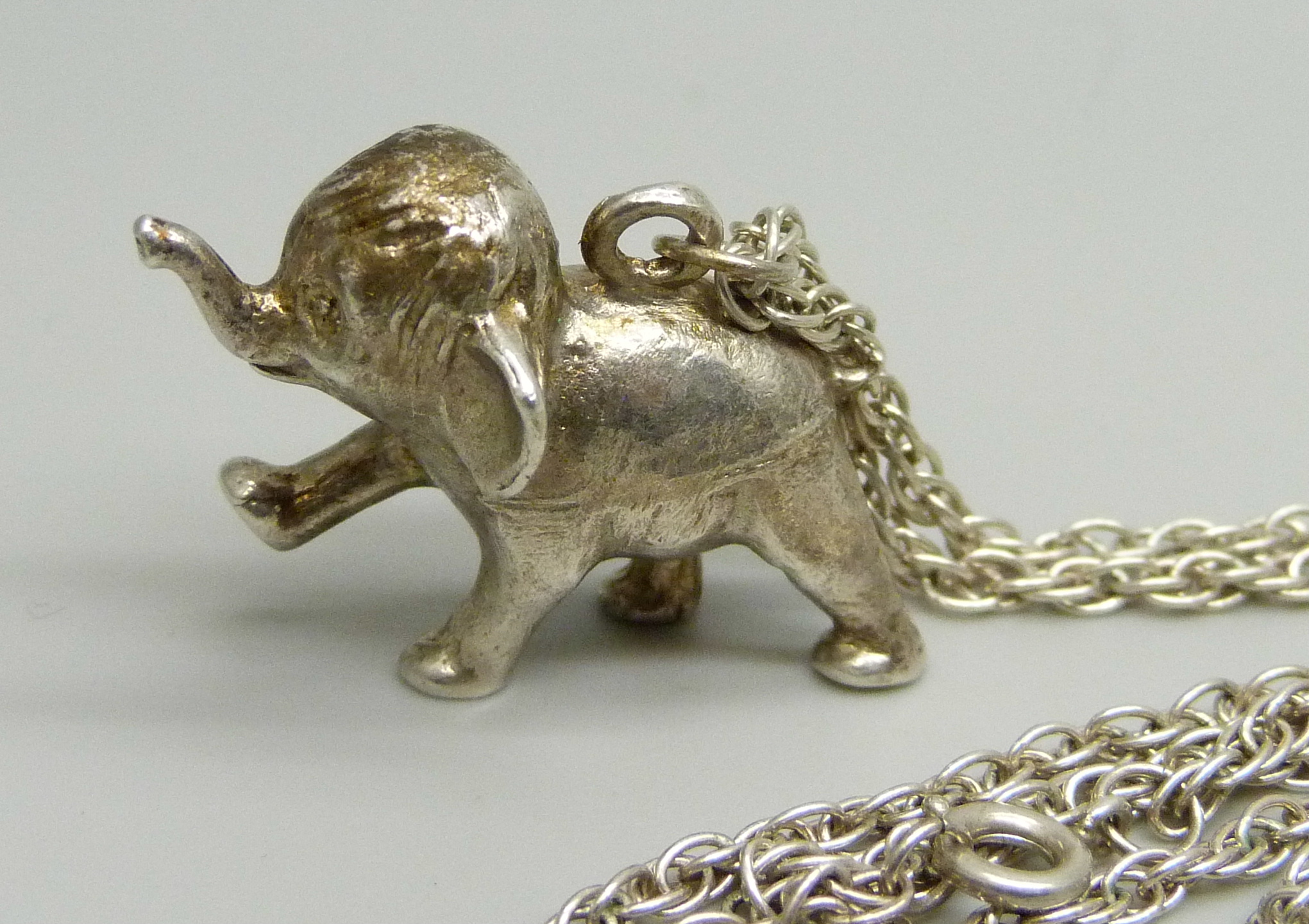 A hallmarked silver Dumbo pendant on a silver chain and a silver and marcasite elephant brooch - Bild 2 aus 3