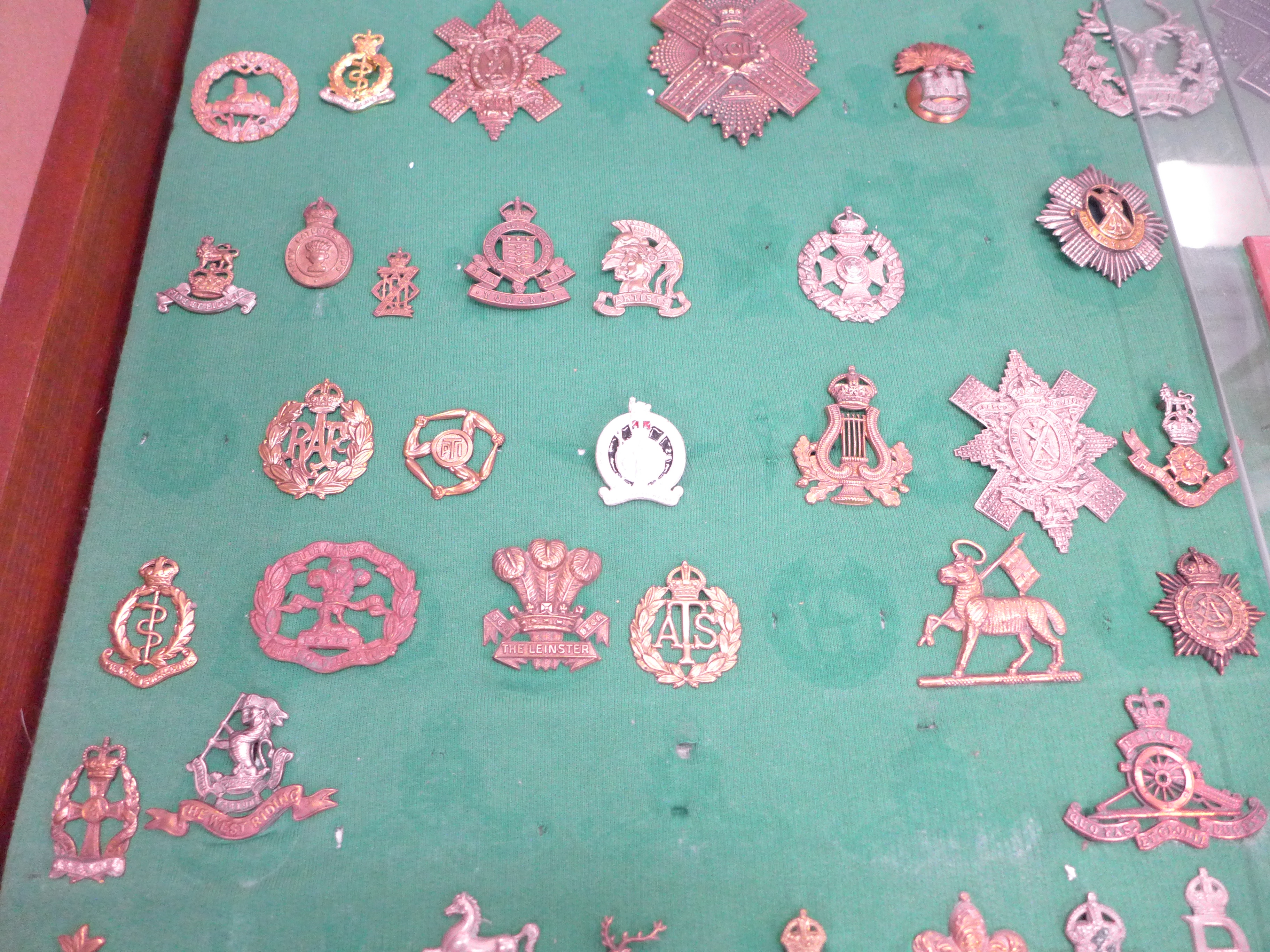 A large collection of military cap badges including Gordon Highlanders, Scottish Light, Royal - Image 5 of 9