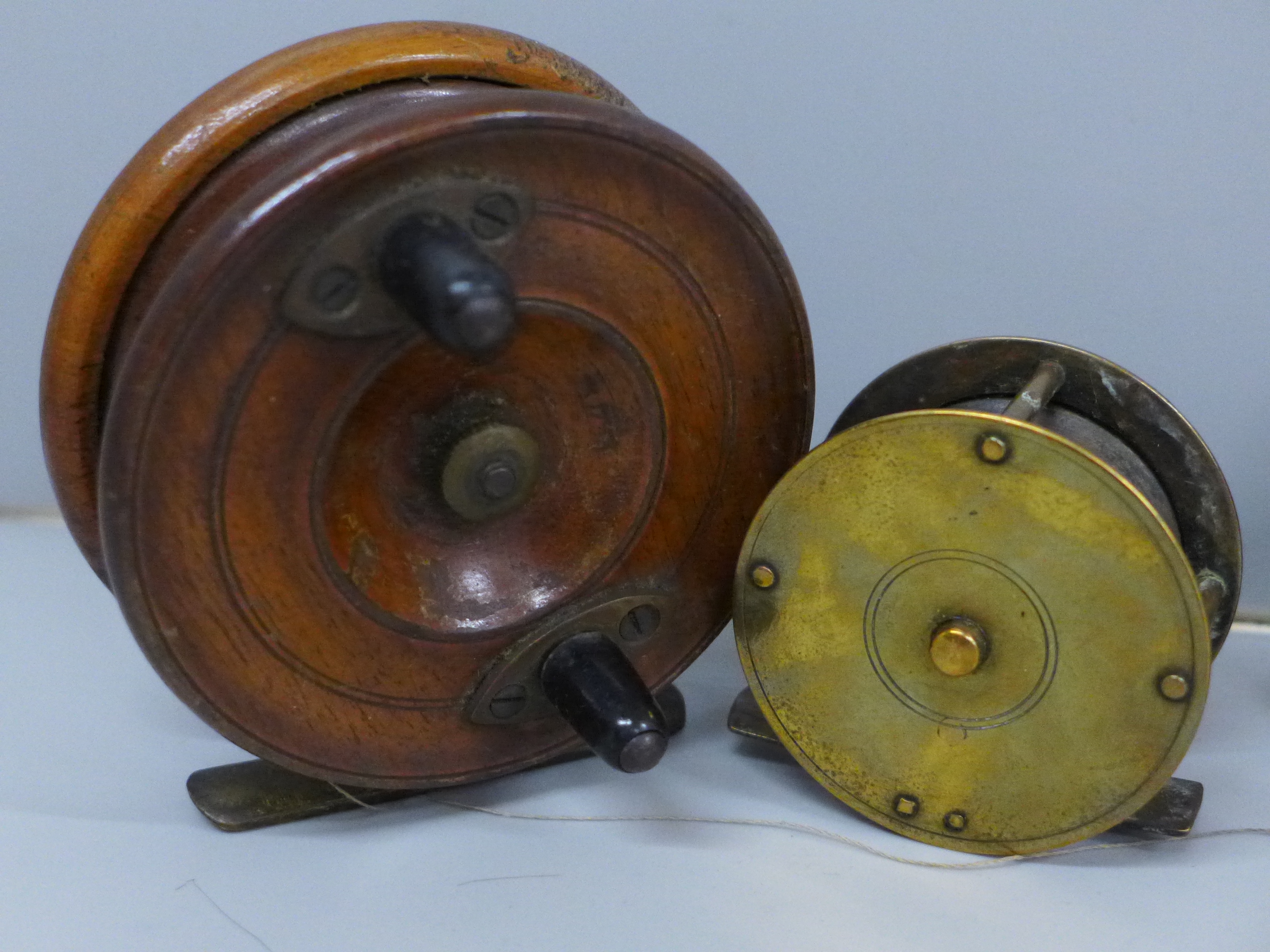 Three wooden and two brass fishing reels - Image 2 of 4