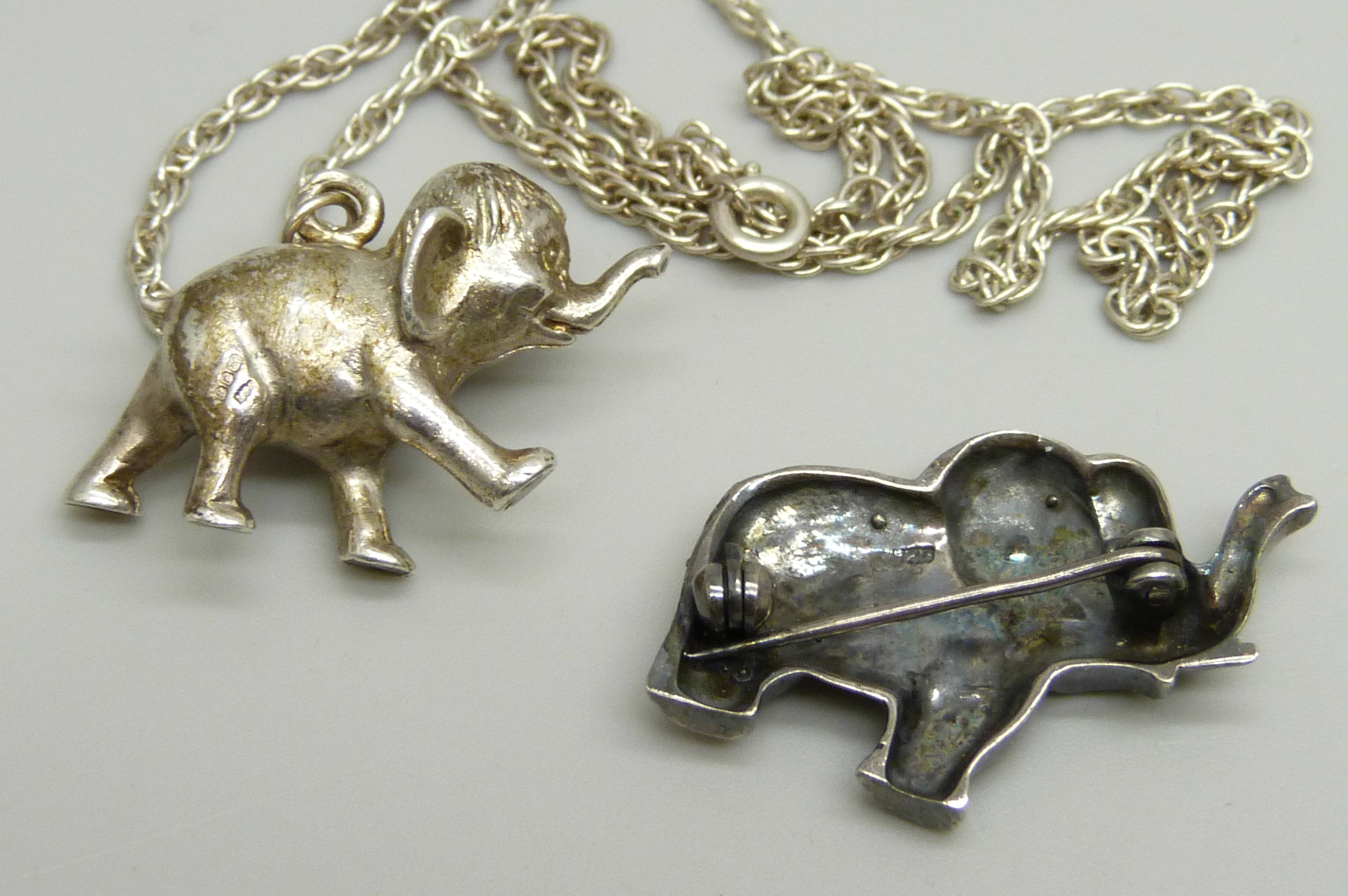 A hallmarked silver Dumbo pendant on a silver chain and a silver and marcasite elephant brooch - Bild 3 aus 3