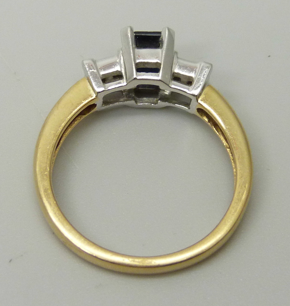 An 18ct yellow gold ring set with a central sapphire (6 x 4mm) and four princess cut diamond on each - Image 4 of 4