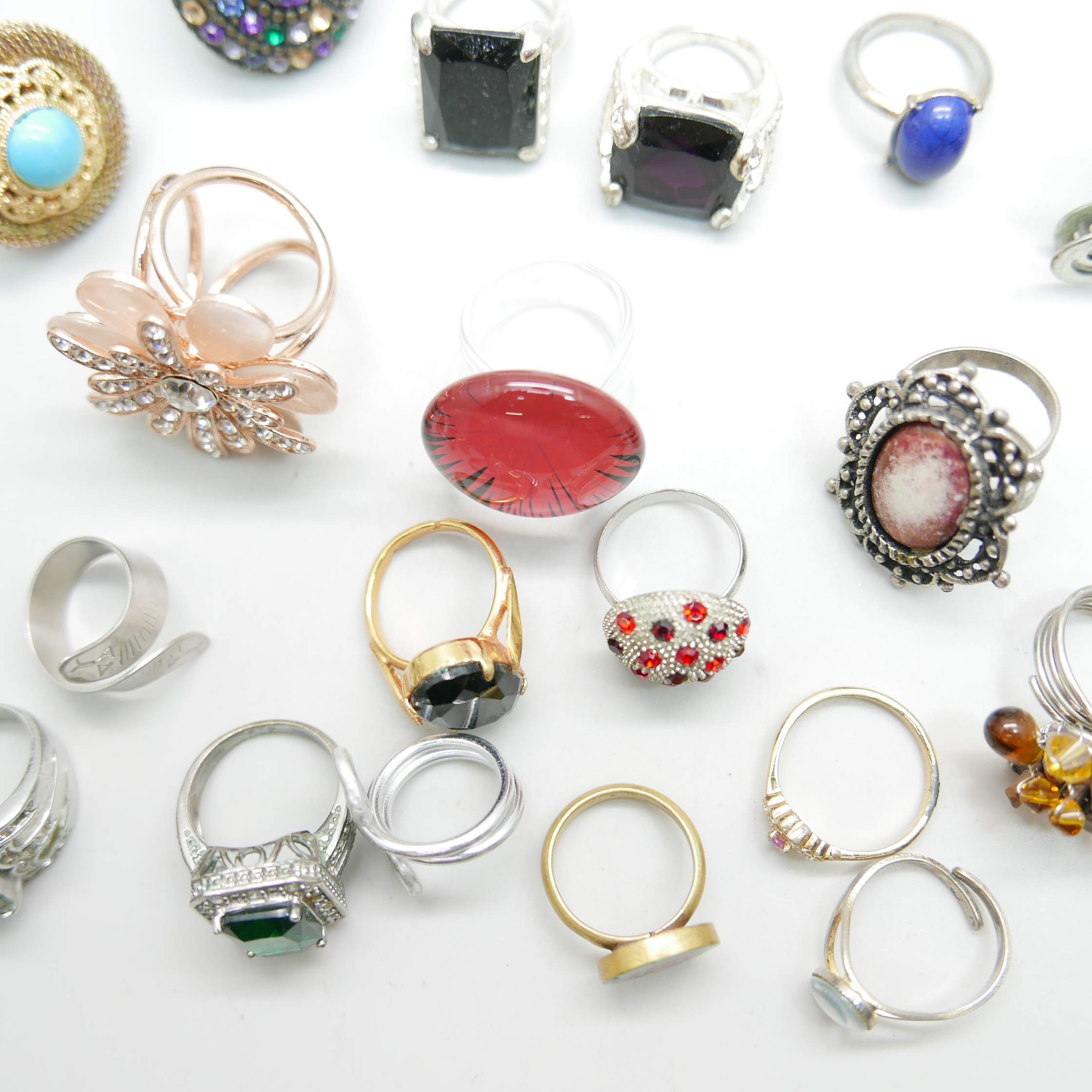 A collection of vintage and later costume rings - Image 2 of 2