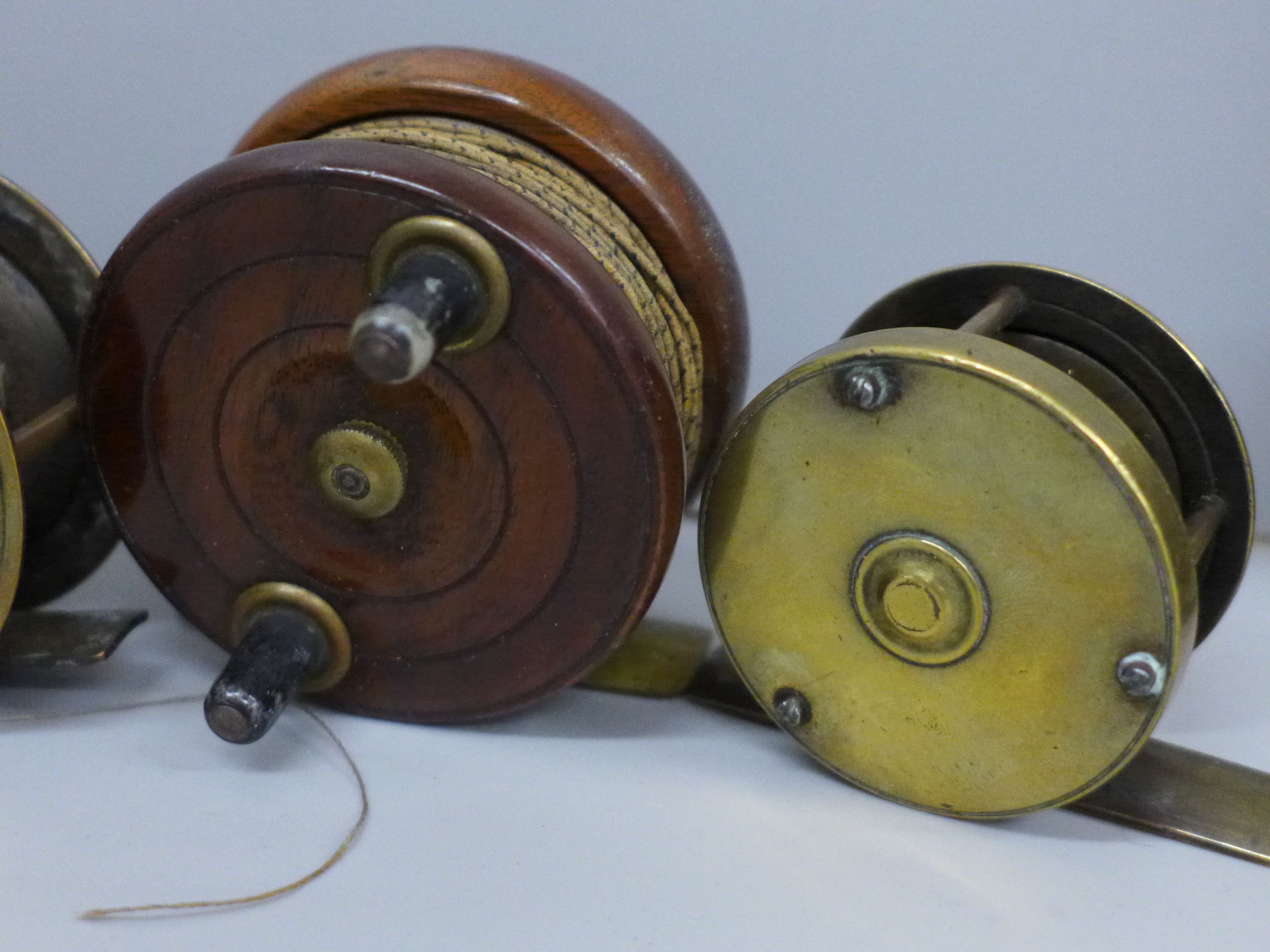 Three wooden and two brass fishing reels - Image 3 of 4
