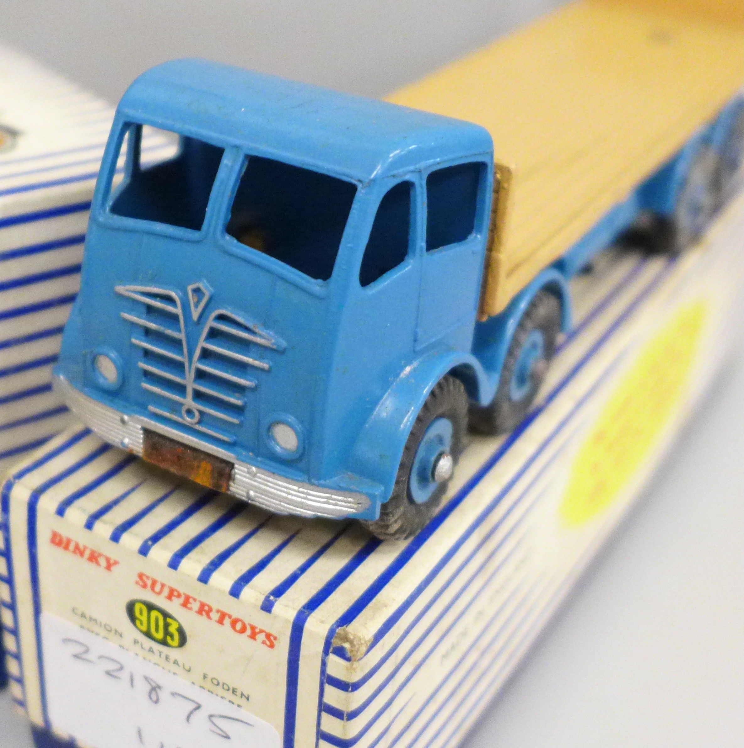 Two Dinky Supertoys, 903 Foden flat truck and 971 Coles mobile crane, boxed - Image 2 of 5