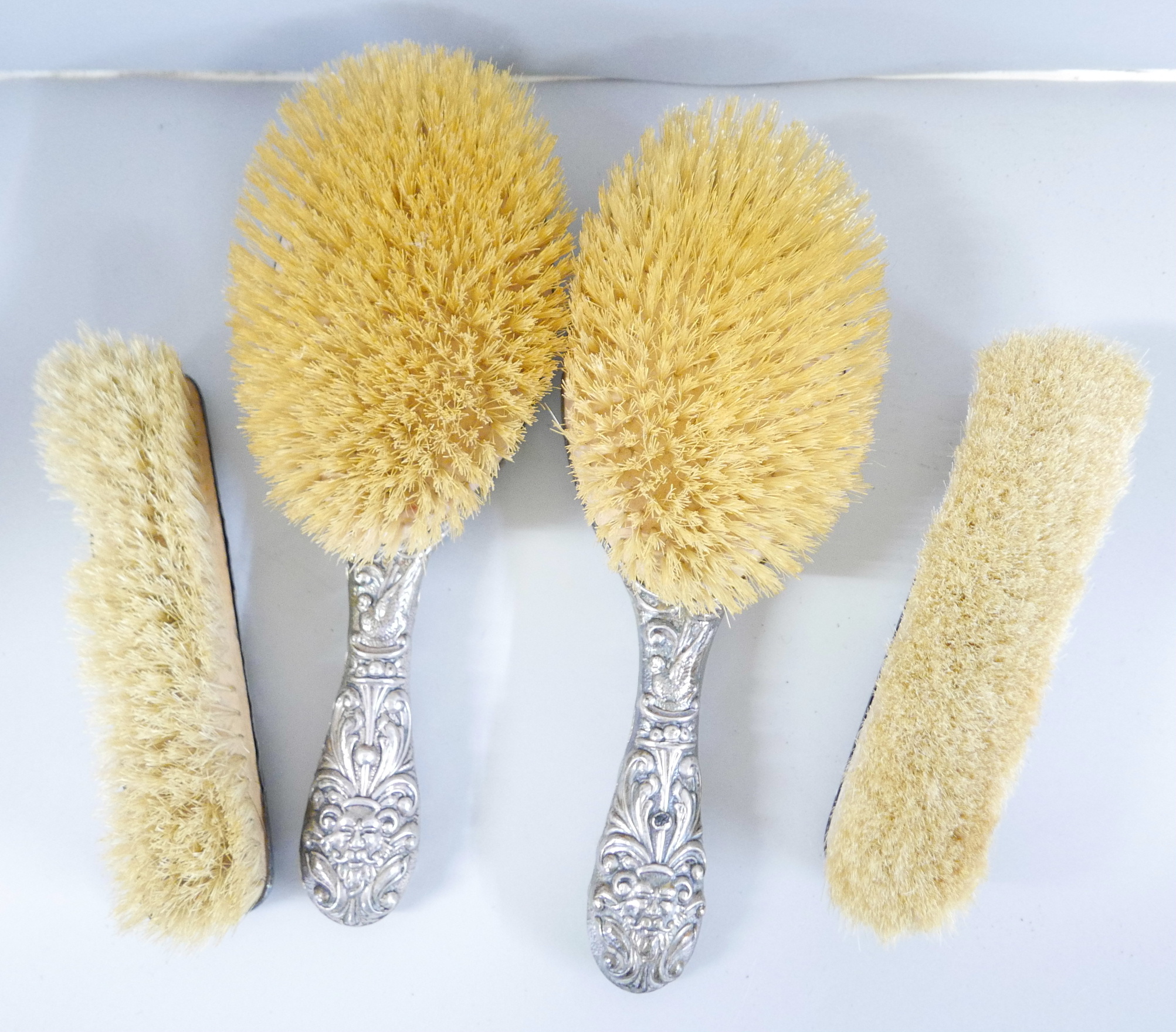 A silver dressing table set with embossed decoration, Birmingham 1900, 13 pieces - Image 7 of 7