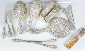 A silver dressing table set with embossed decoration, Birmingham 1900, 13 pieces