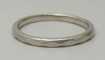 A faceted platinum wedding band, 3.2g, O