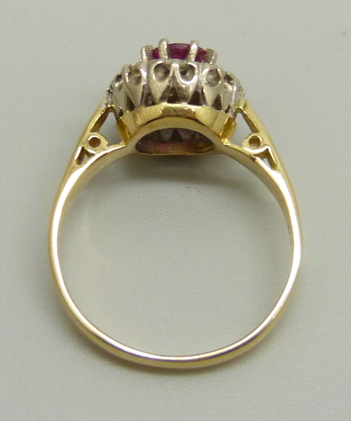 An 18ct yellow gold cluster ring set with eight round brilliant cut diamonds (2mm) and a central - Image 4 of 4