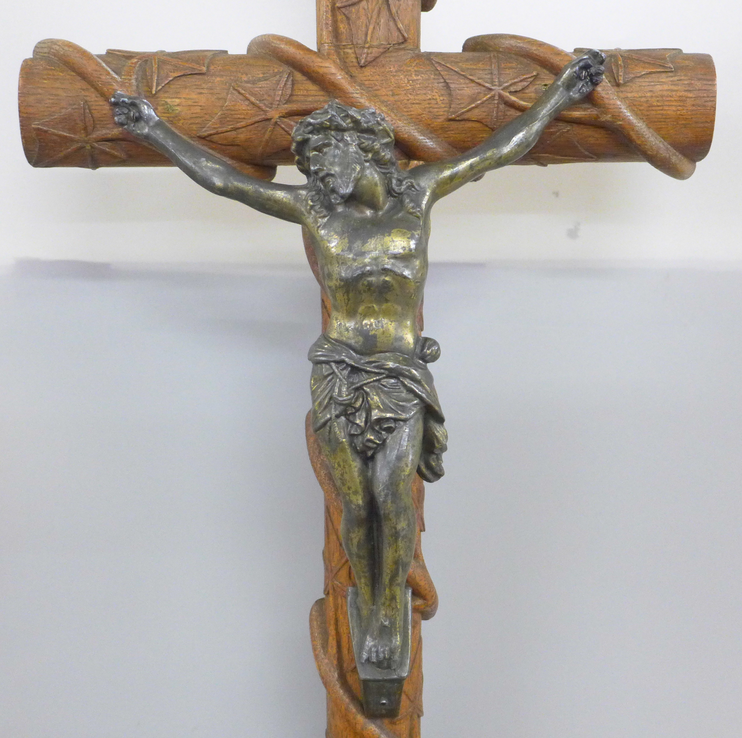 A large oak and gilt spelter altar crucifix, 66cm - Bild 2 aus 4