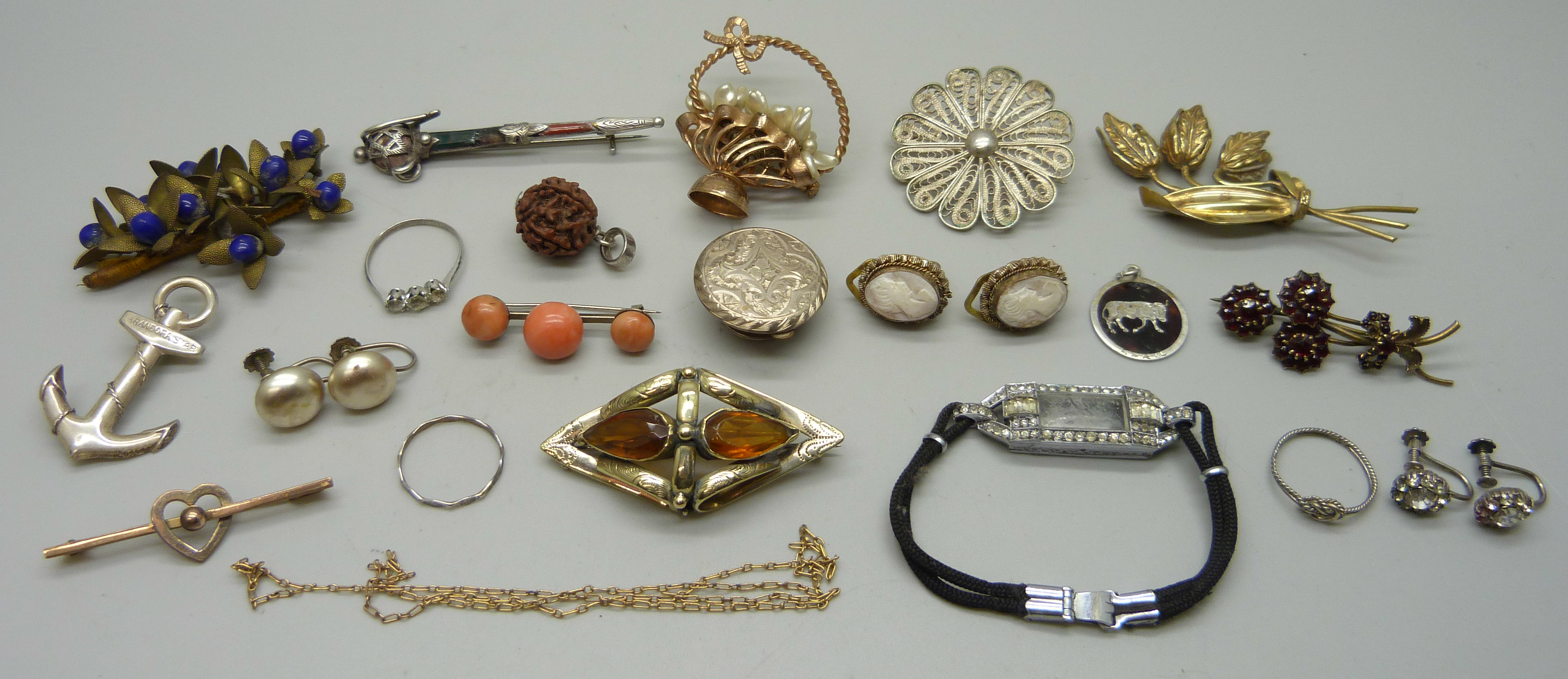 Vintage jewellery including a coral brooch, a silver anchor brooch, etc.