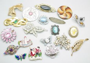 A collection of vintage brooches