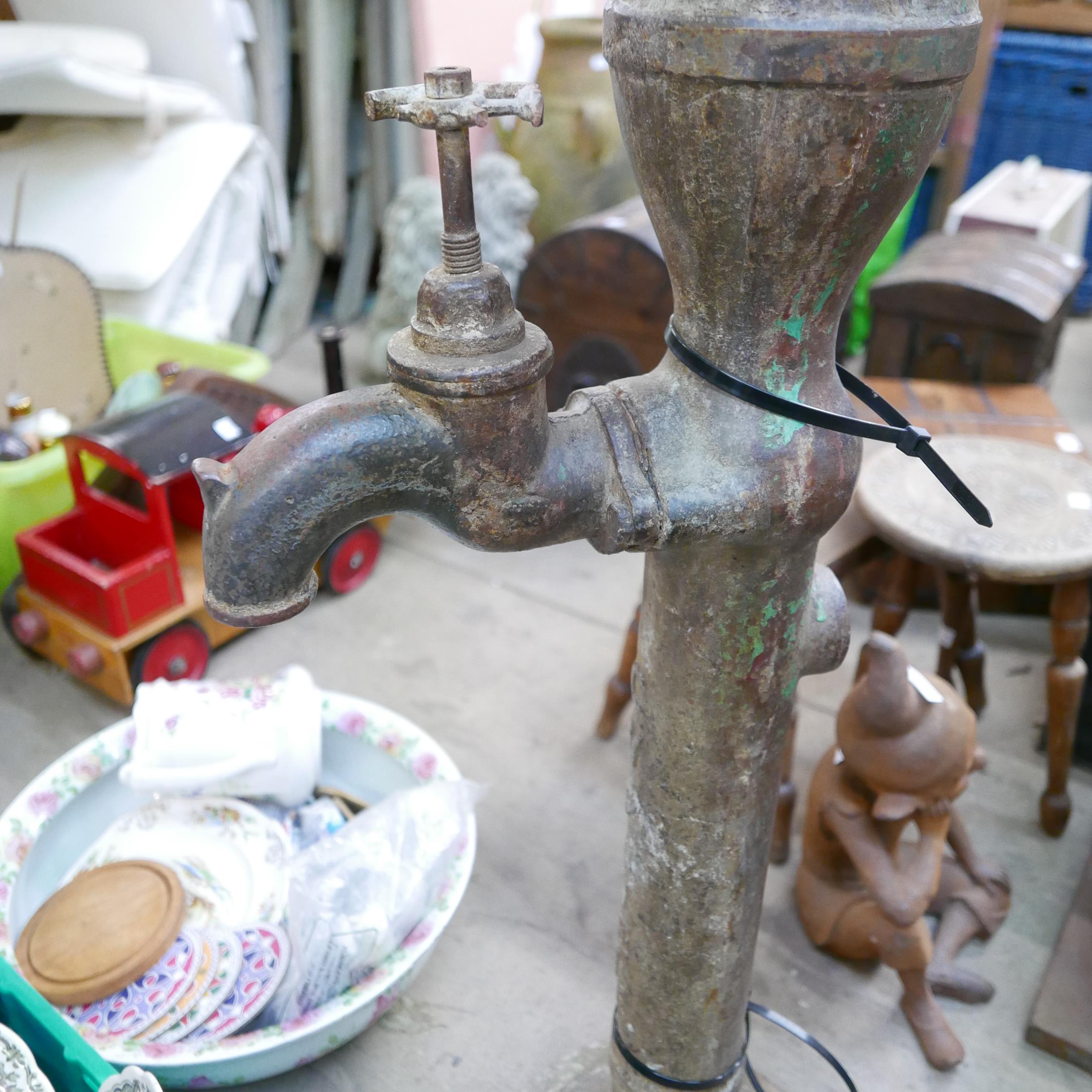 A cast iron water pump - Image 3 of 4