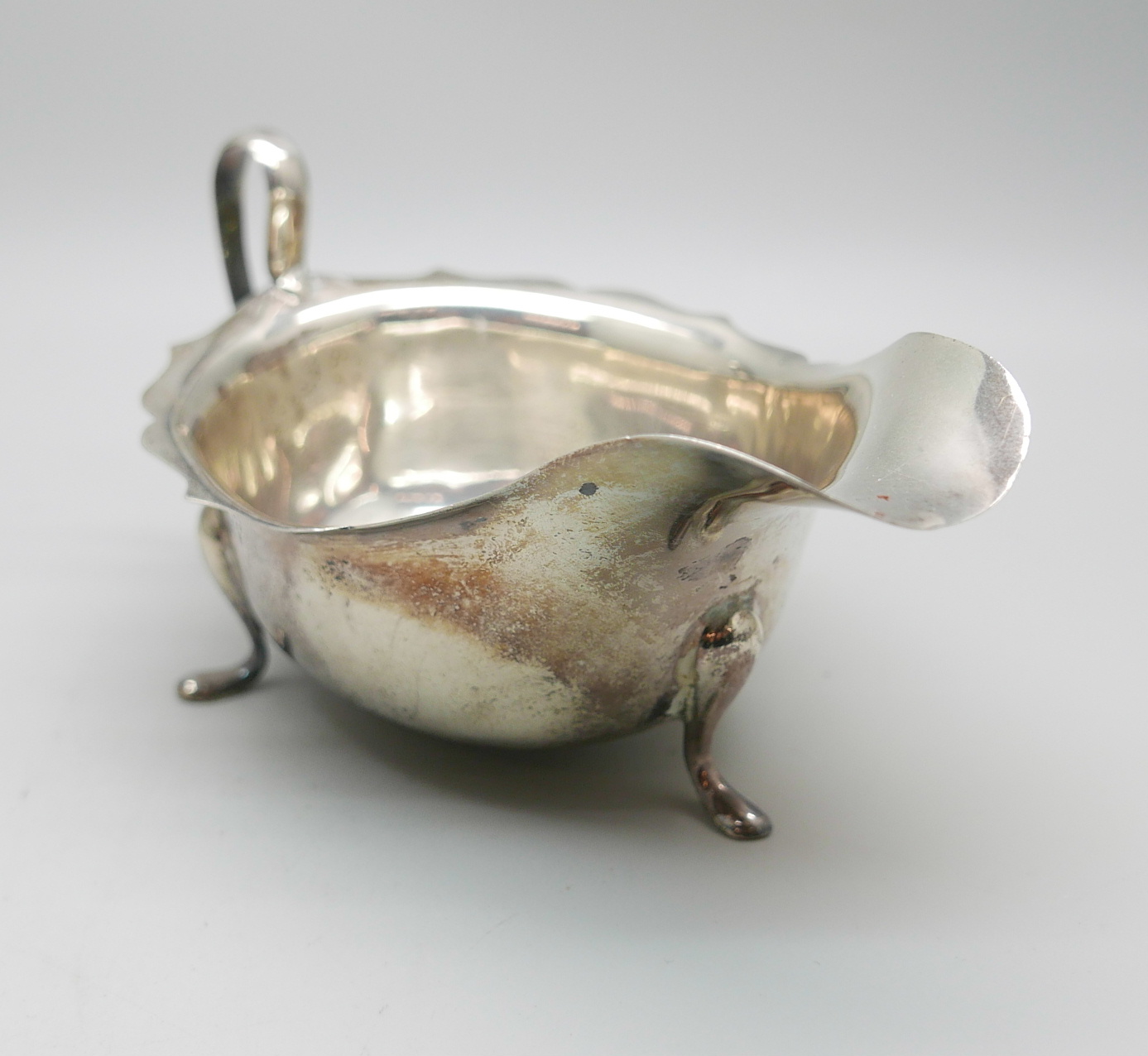 A silver sauce boat, Viners, Sheffield 1934, 104.4g - Image 2 of 4