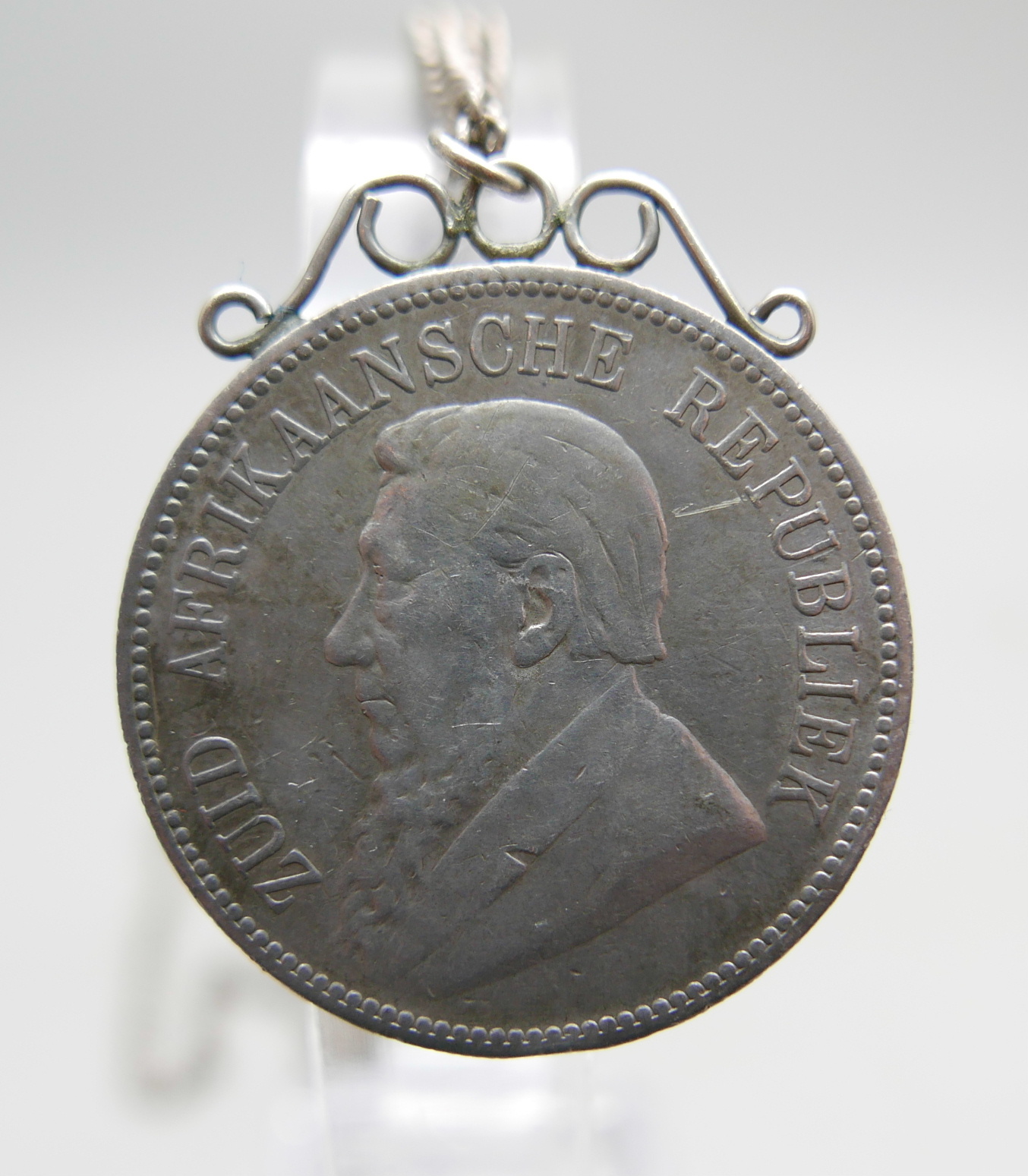 A South African mounted 5 shillings coin, 1892, on a silver chain, 41g - Image 4 of 4