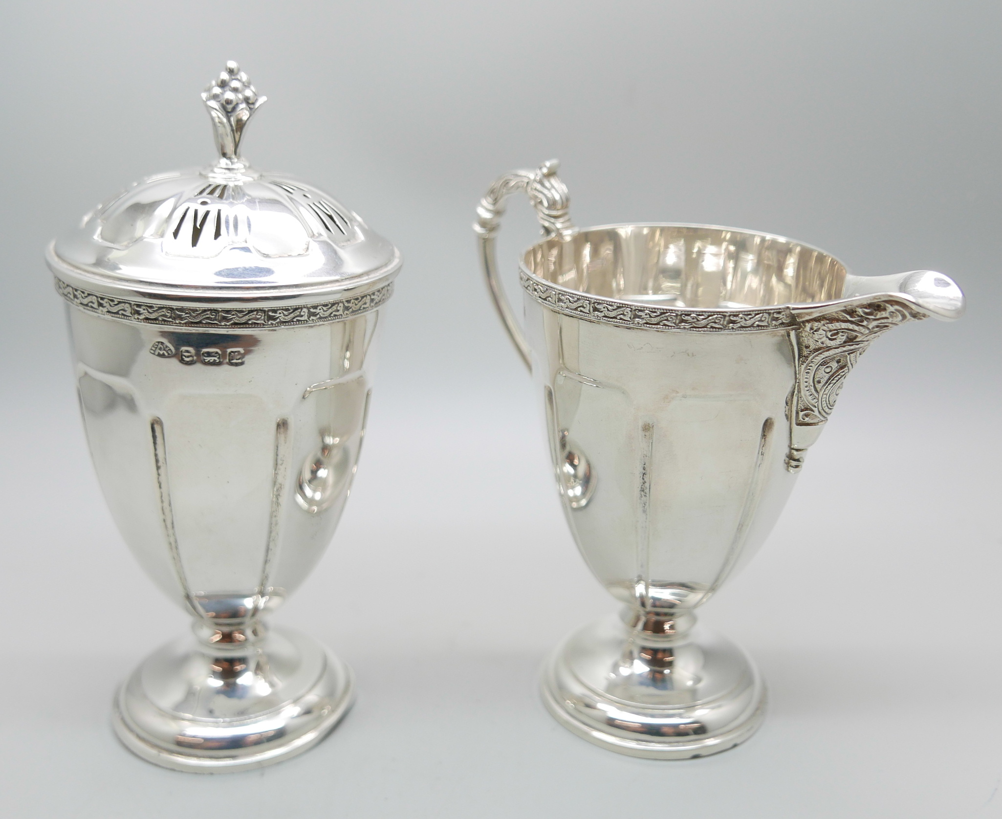 A silver cream jug and a matching sugar shaker by Adie Bros., Birmingham 1935, 207g, (both bases a/ - Image 2 of 6