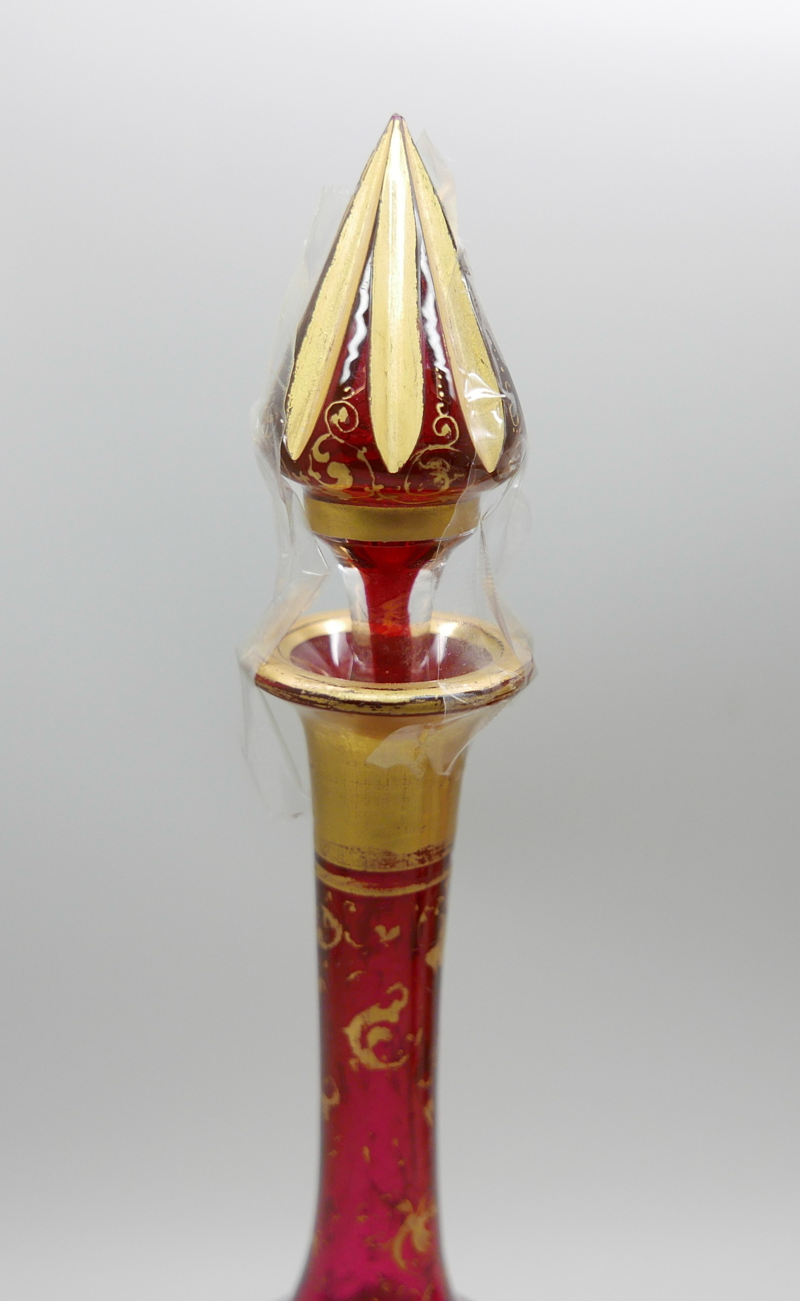 A pair of early 20th Century cranberry glass bottle with lids and gilt detail and a ruby glass scent - Image 5 of 5