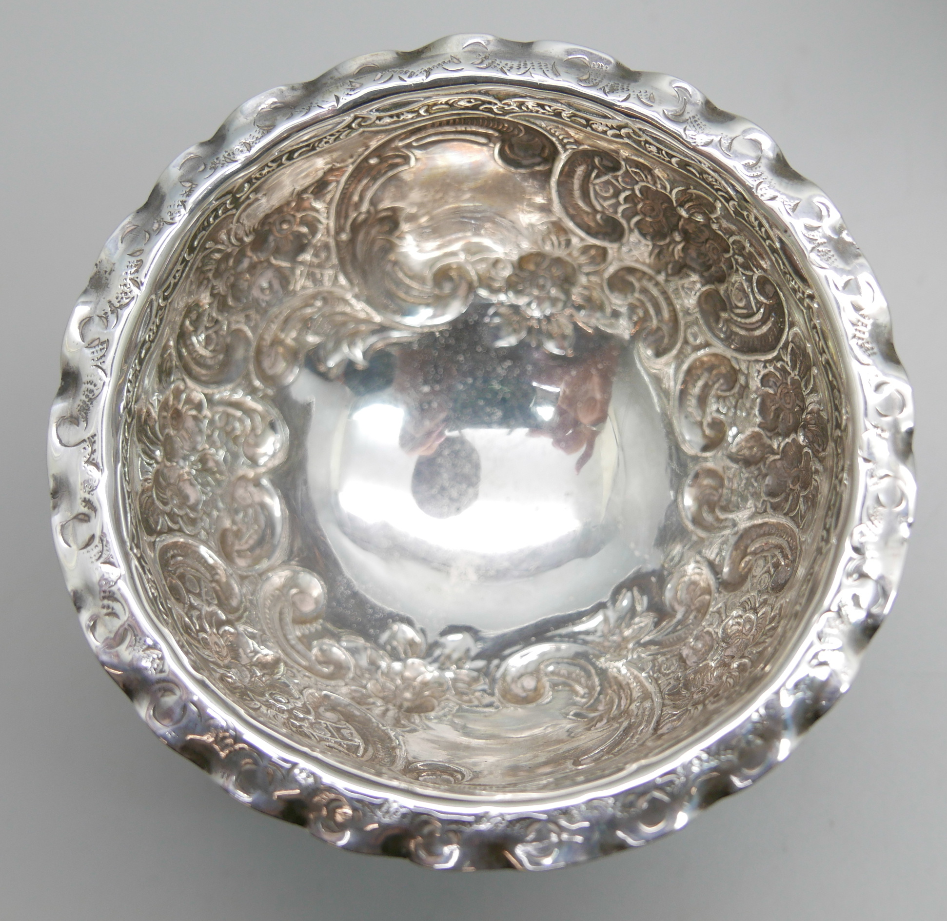 A silver sauce boat and a silver bowl, 253g - Image 4 of 6