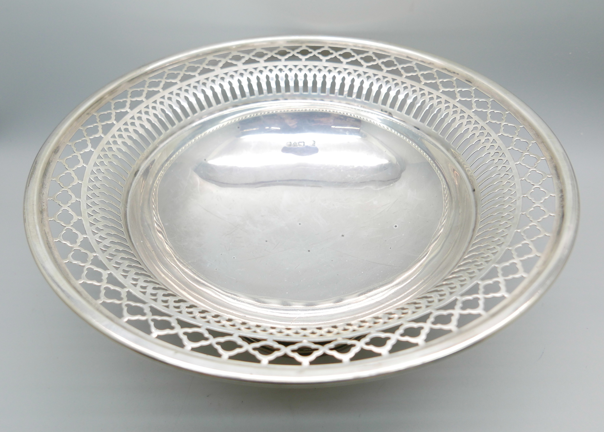 A pierced silver pedestal dish, Chester 1916, 397g, diameter 25cm - Image 4 of 5