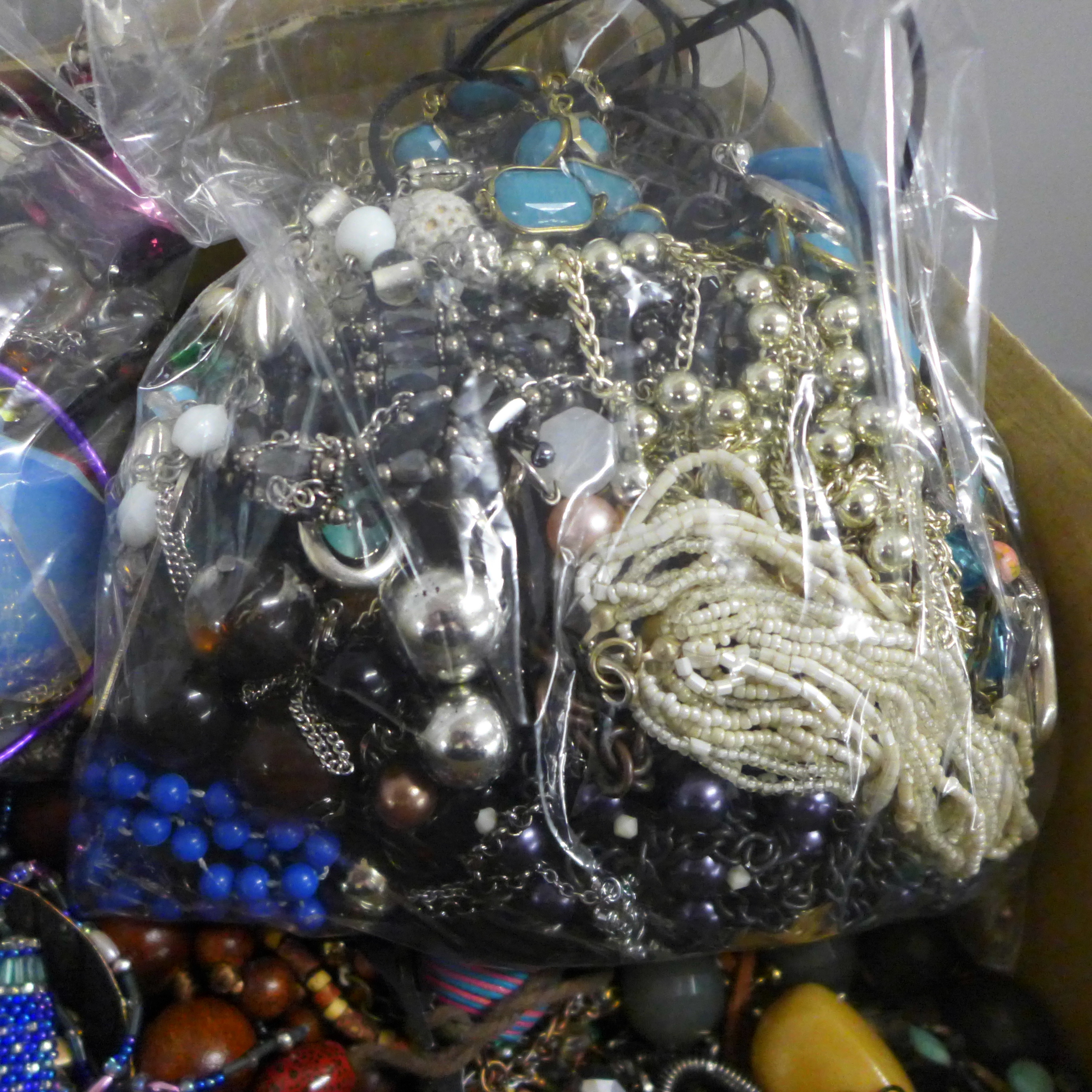 A large box of costume jewellery and three bags - Image 5 of 5