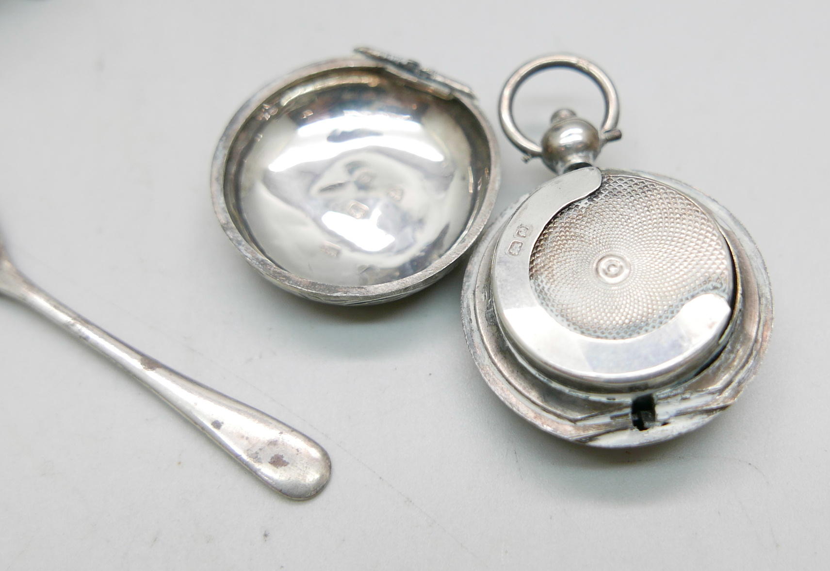A silver salt and spoon, a silver pepper and a silver sovereign case, 74g, case a/f - Image 2 of 3