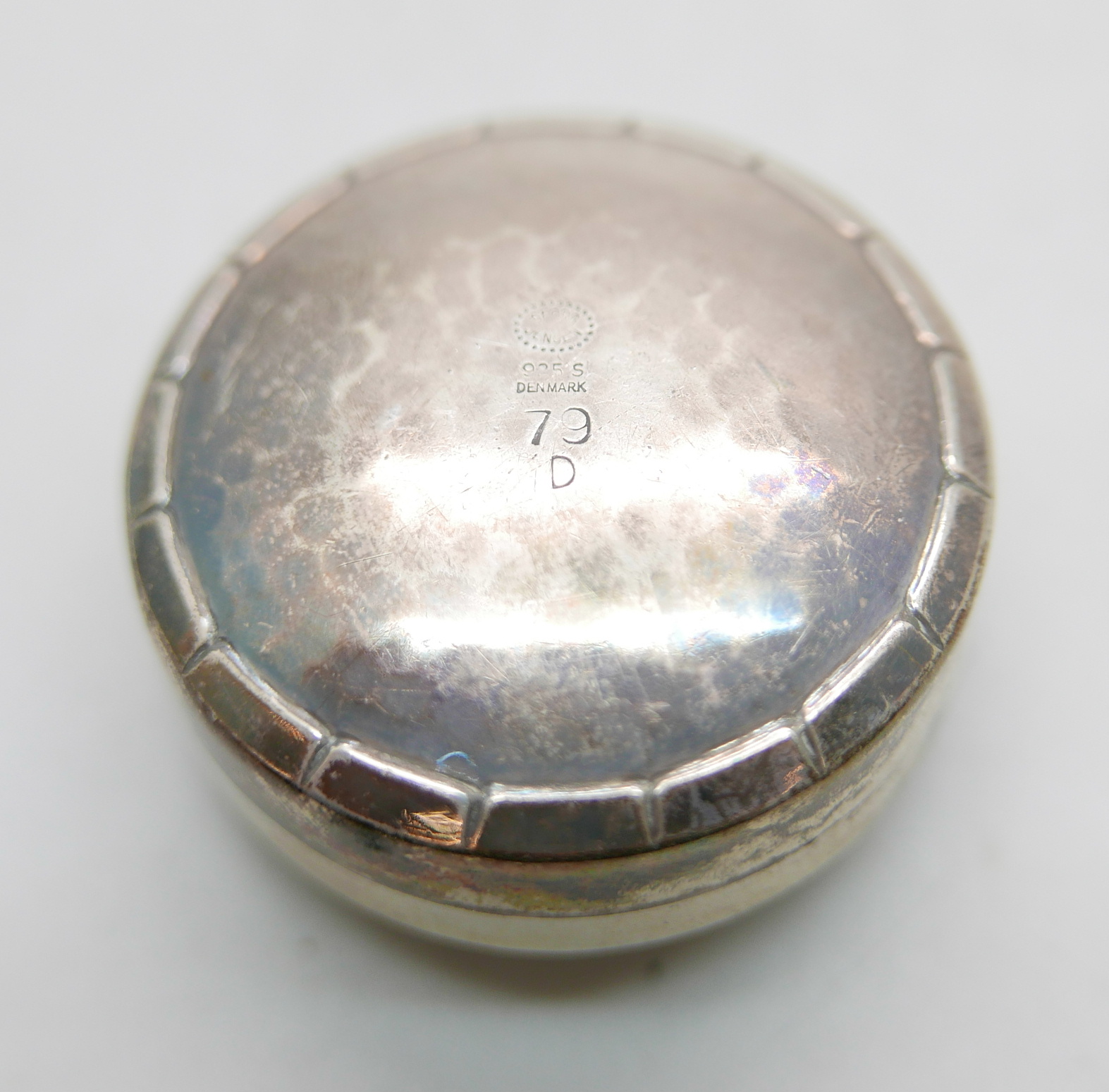 A Georg Jensen hammered silver pill box, 925S, 79D, diameter 35mm - Image 4 of 5