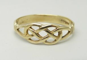 A Celtic style 9ct gold ring, 2.3g, T