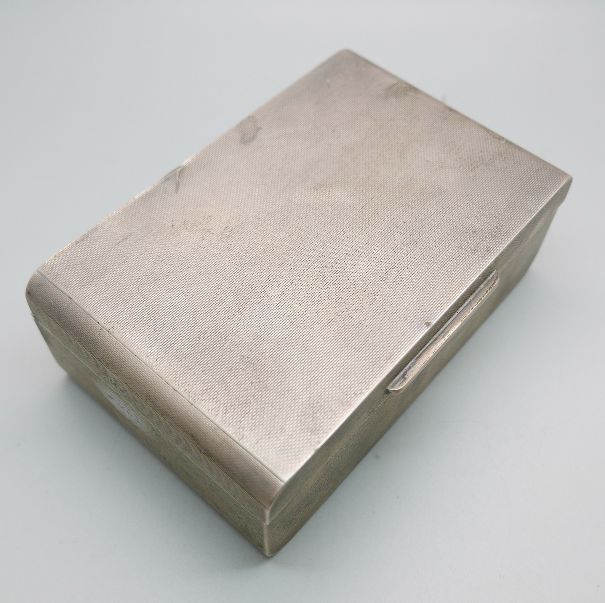 A silver cigarette box, total weight with liner 382g, 13.5cm wide - Image 2 of 4