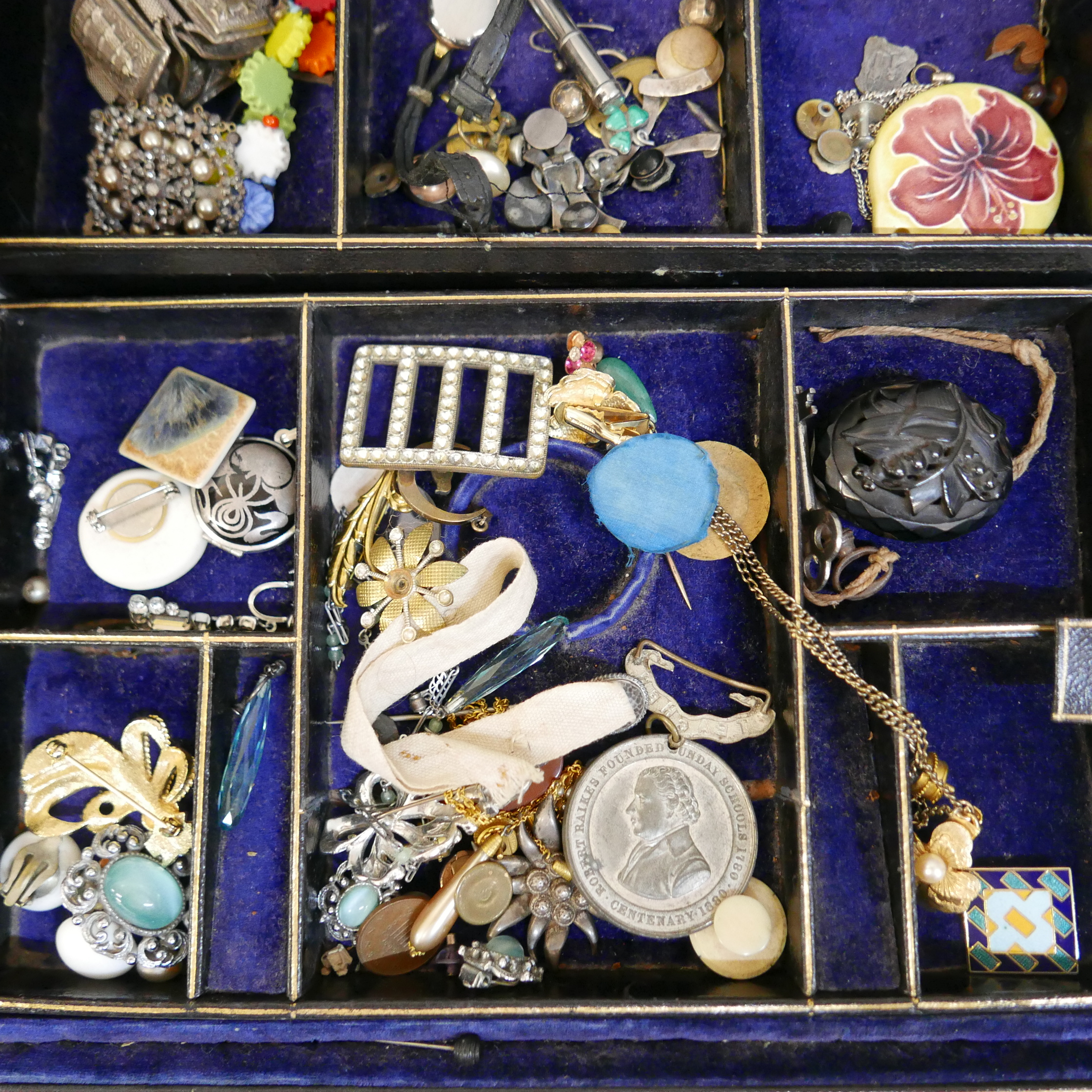 A Victorian jewellery box with vintage jewellery , a victorian carved jet bluebell love brooch (af), - Image 2 of 7