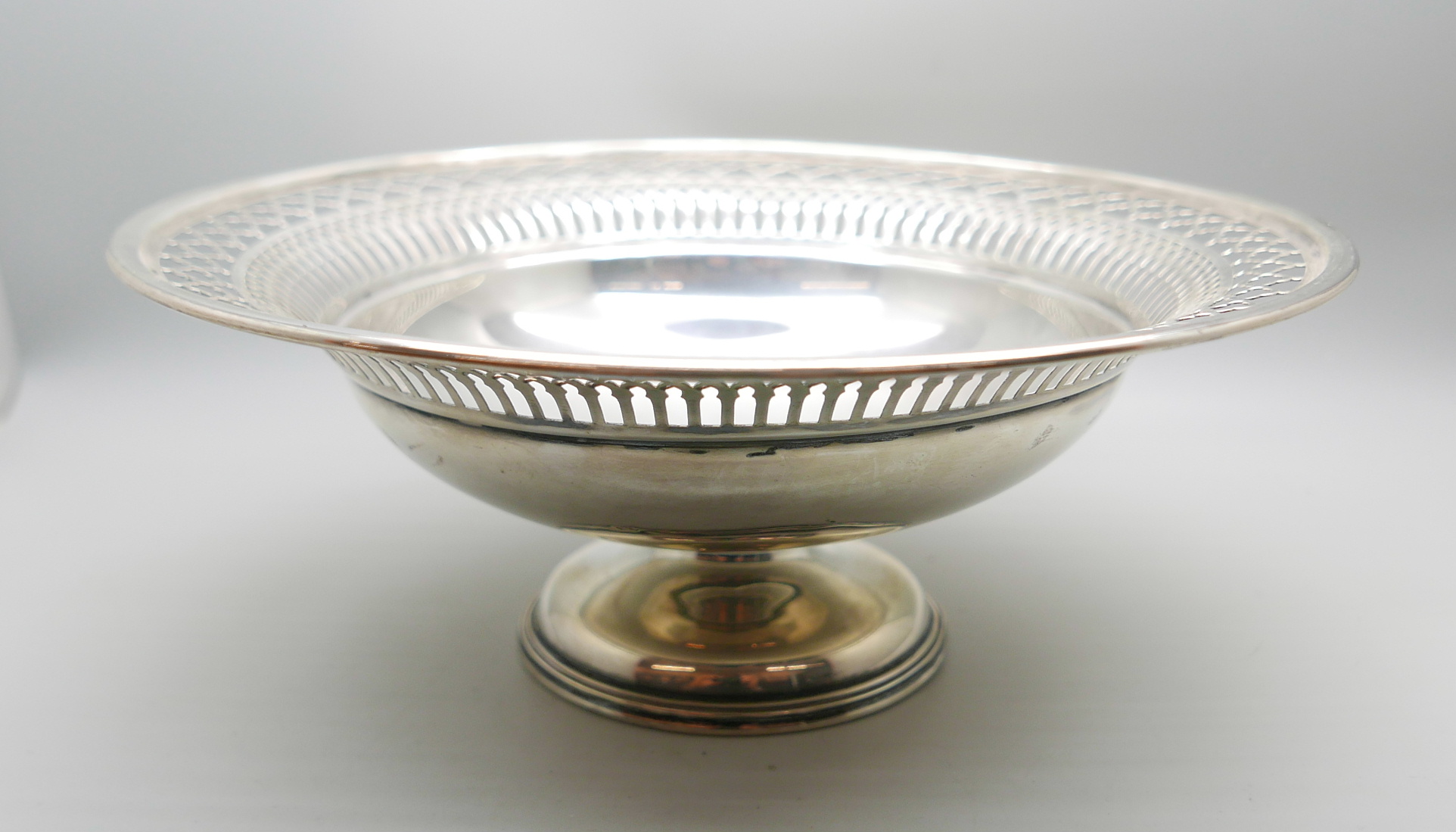 A pierced silver pedestal dish, Chester 1916, 397g, diameter 25cm