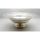 A pierced silver pedestal dish, Chester 1916, 397g, diameter 25cm