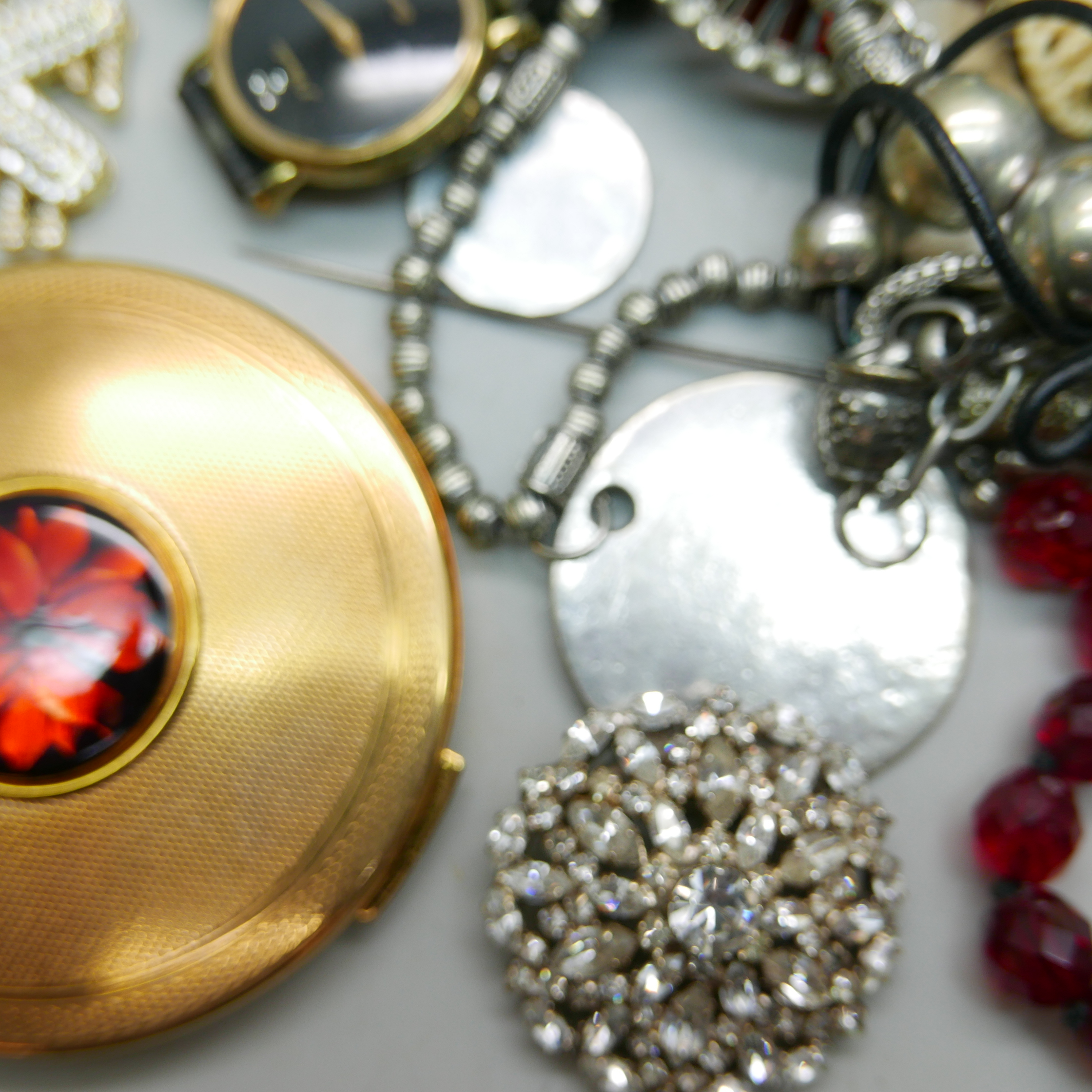 A vintage jewellery box with costume jewellery, a vintage cornflower statement necklace, a blue - Image 4 of 4