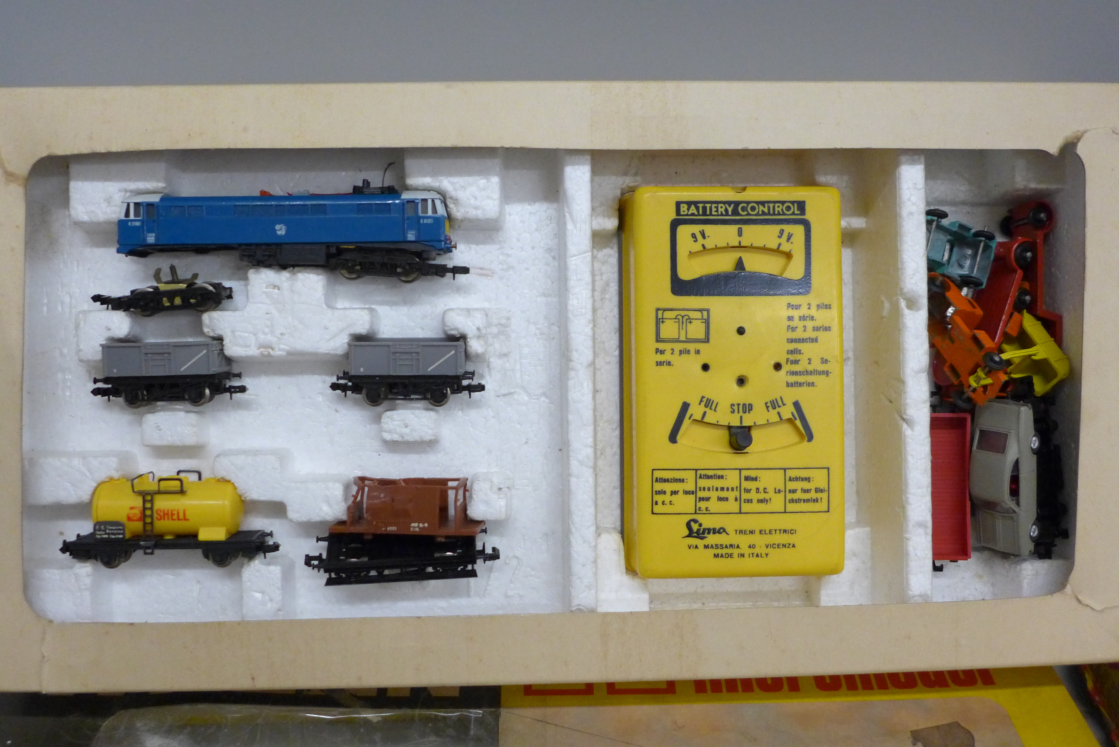 A Wrenn Lima micromodel train set with Tri-ang power unit - Image 2 of 3