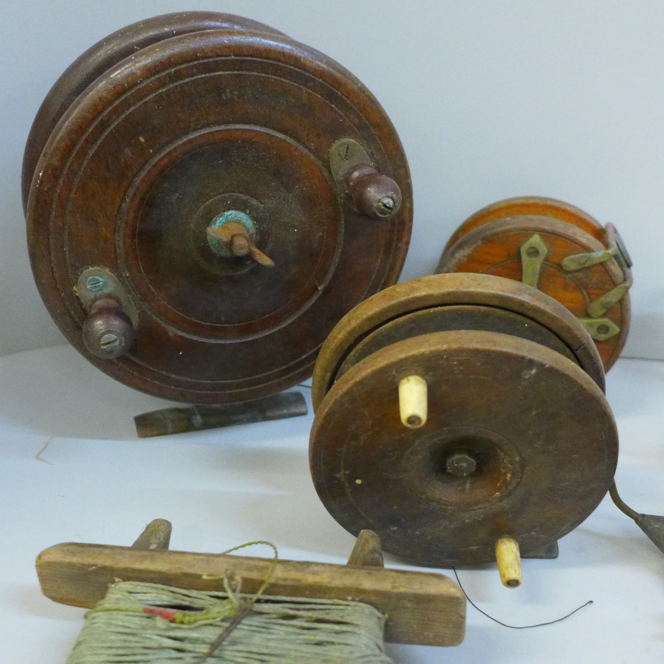 A collection of three early 19th Century vintage (wooden and brass) fishing reels, porcupine quill - Image 4 of 5
