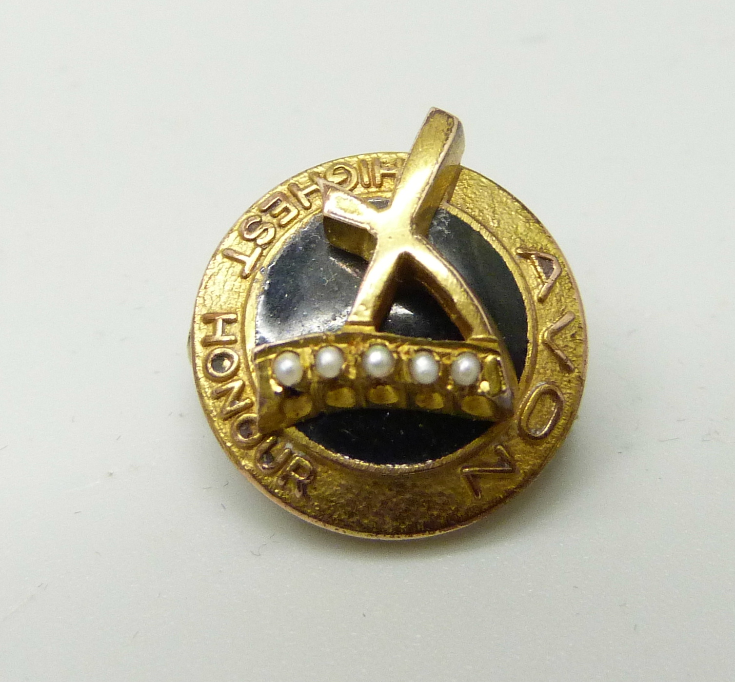 An Avon 9ct gold Highest Honour pin badge, 3.7g